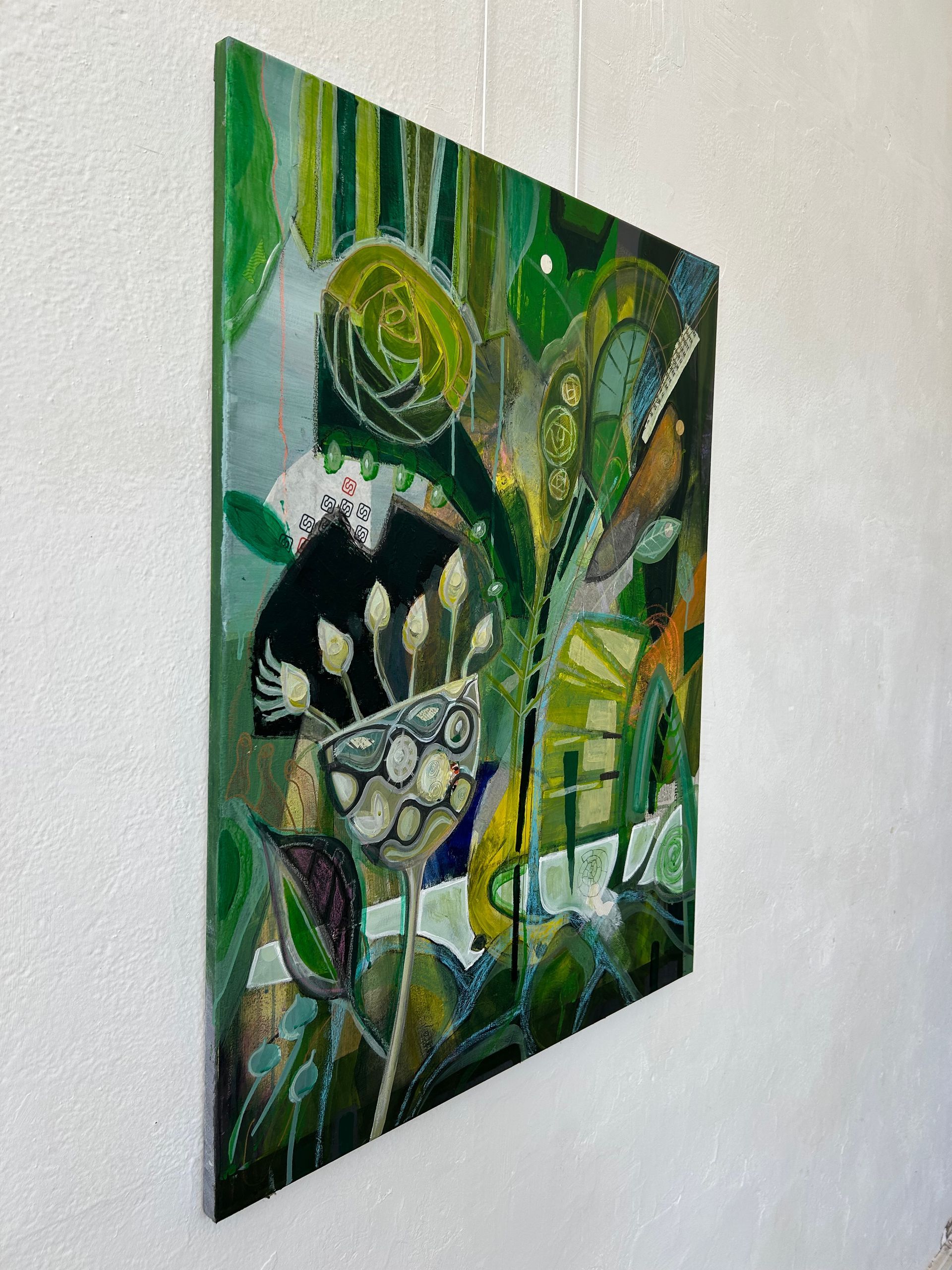 Abstracte groene bloemenschildering op een muur met gelaagde bladeren en bloemvormen.