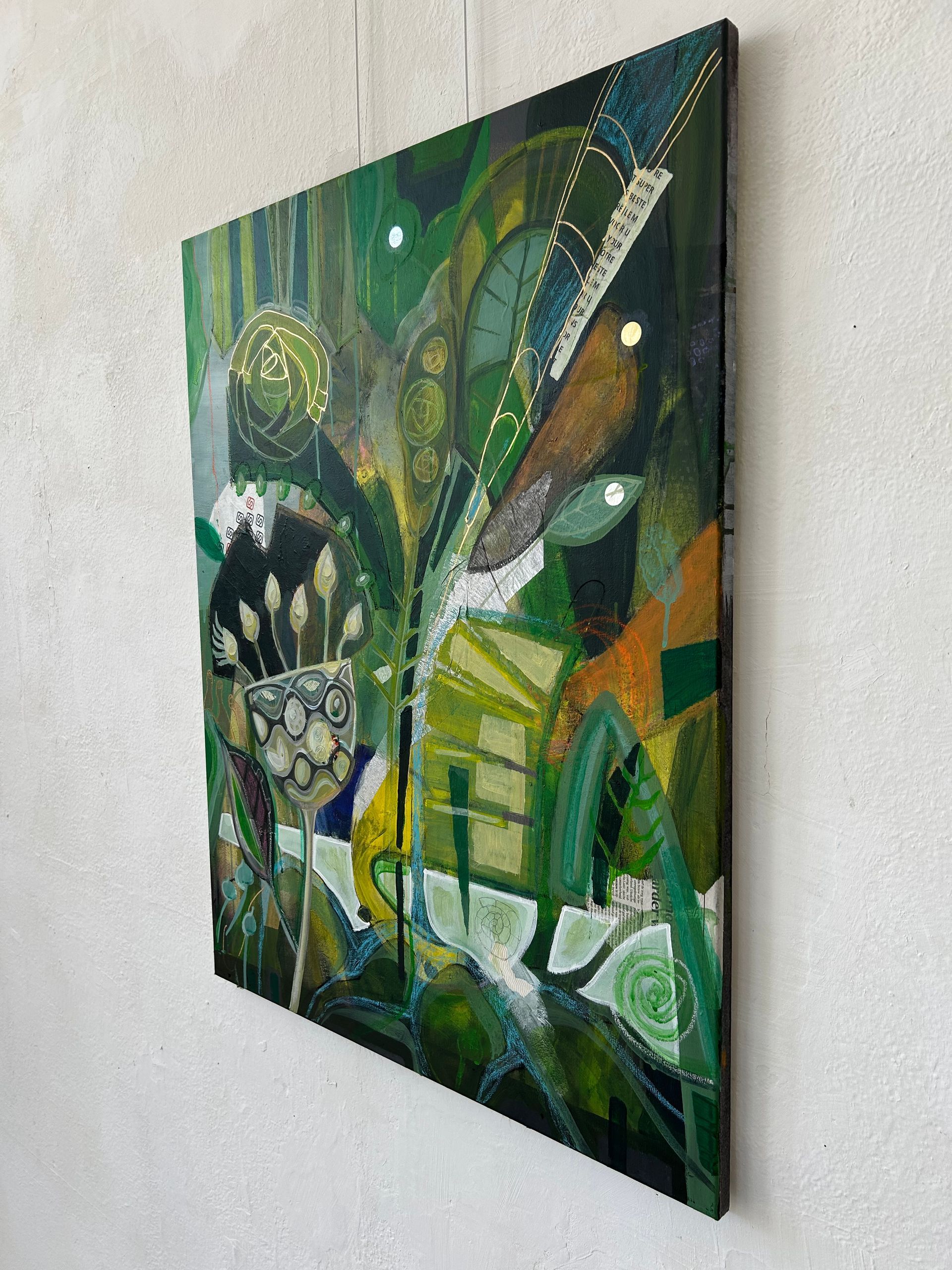 Abstracte, groengetinte schildering op een muur, met gelaagde bladeren, geometrische vormen en witte accenten.