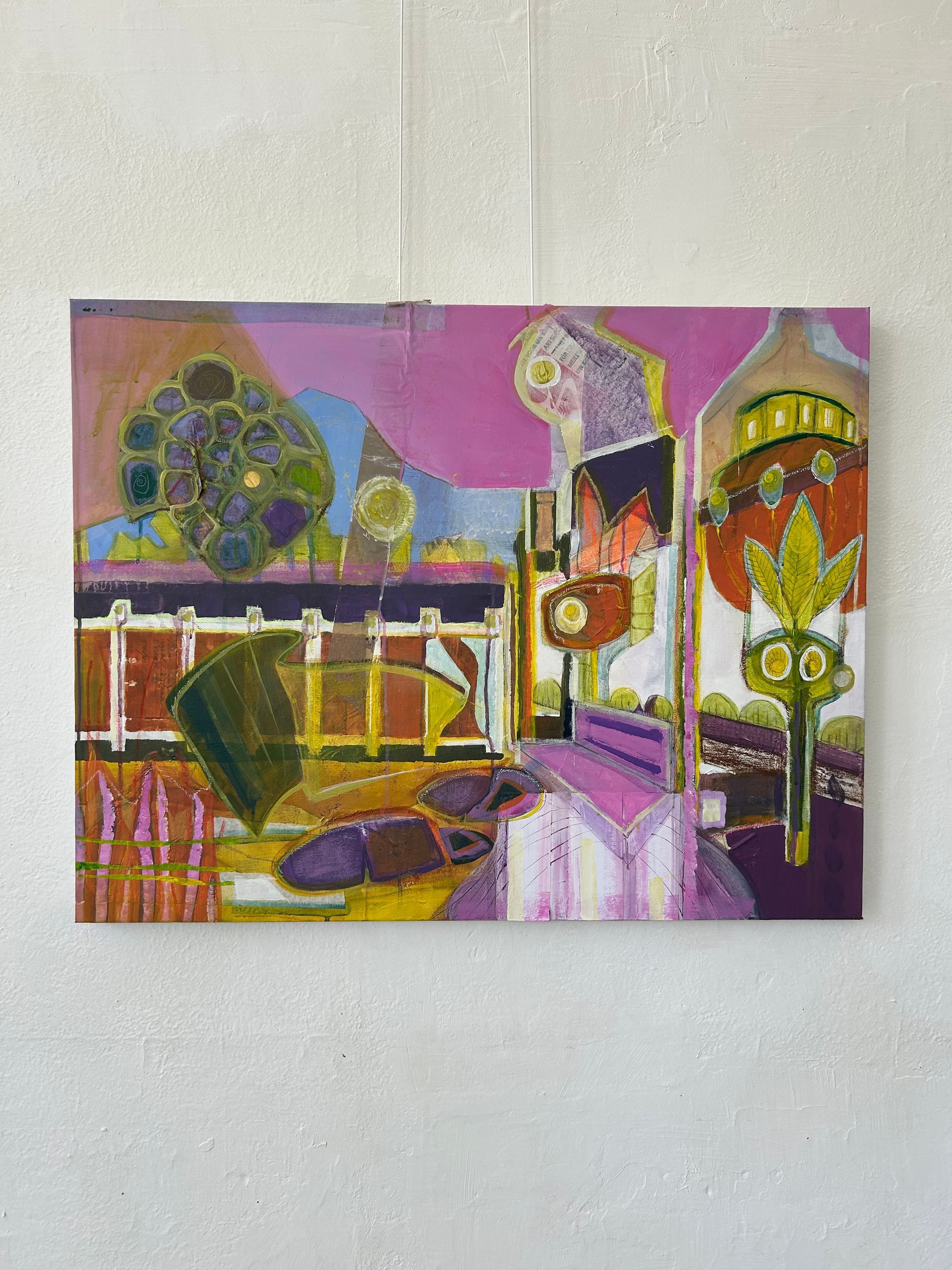 Abstract, kleurrijk schilderij met een paarse lucht, boom, brug en boten op het water.