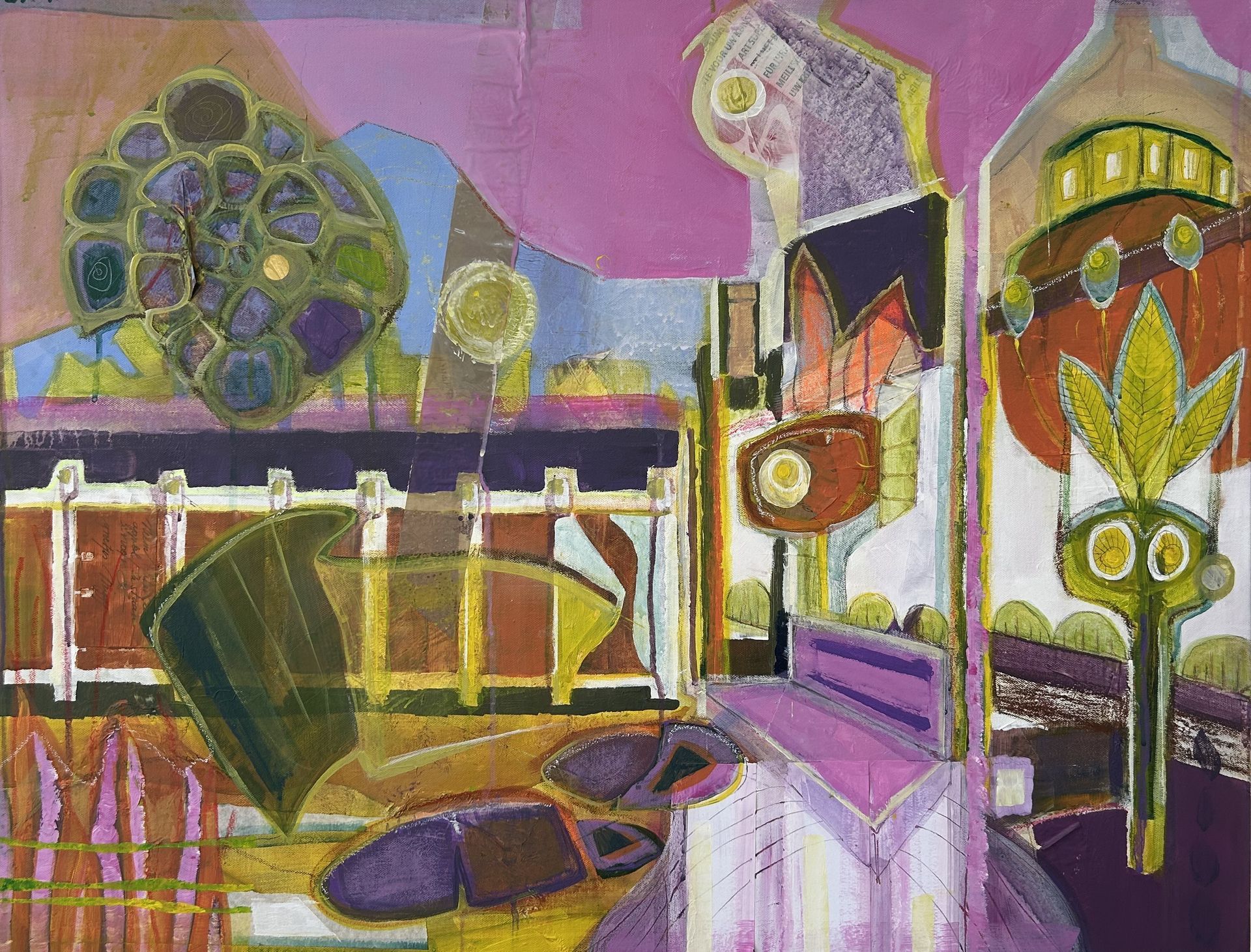 Abstracte, kleurrijke kamerinrichting met paarse muren, ramen, meubels en decoratieve vormen.