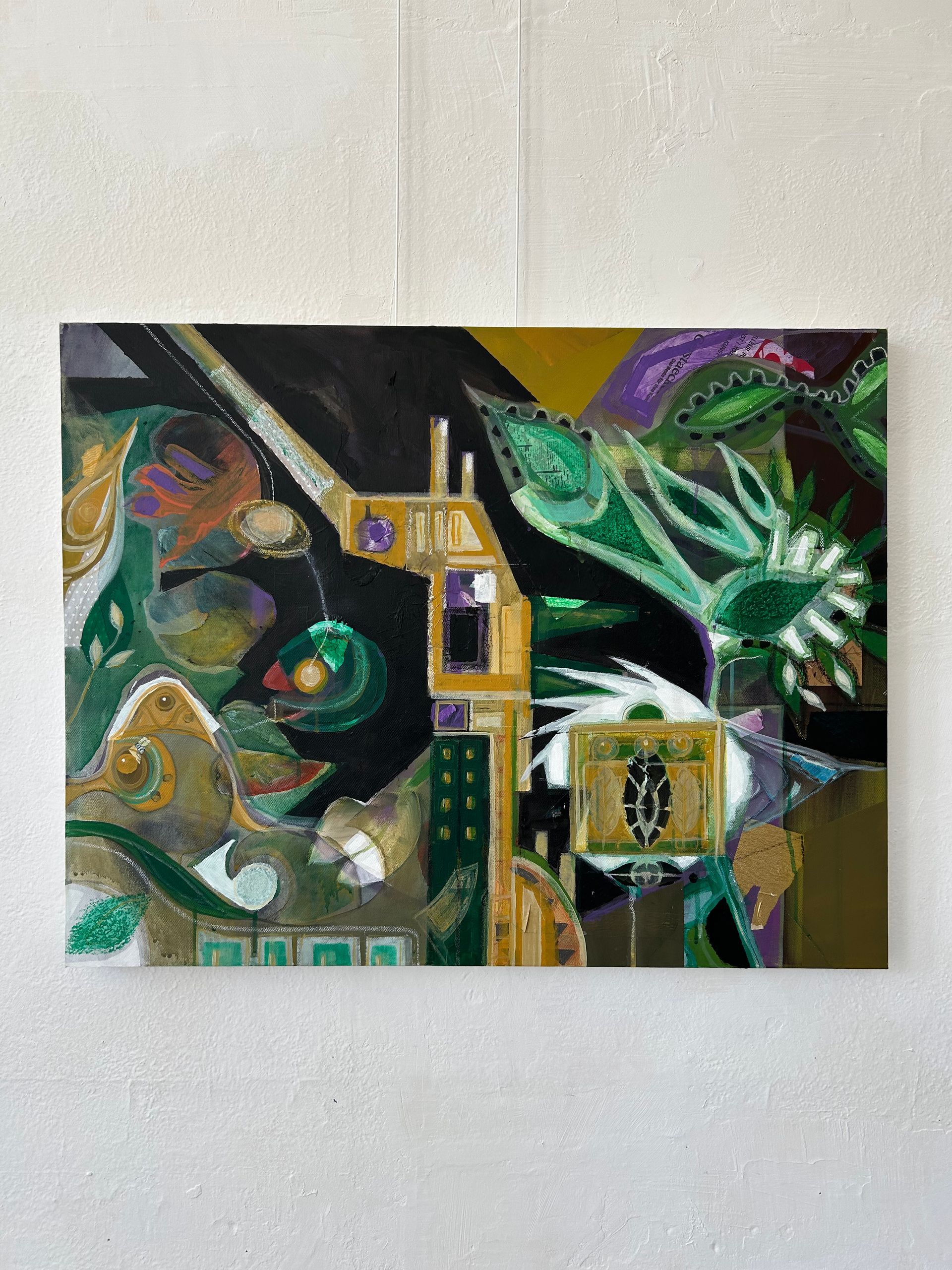 Abstract, kleurrijk schilderij met geometrische vormen, groene bladeren en een donkere figuur op een witte muur.