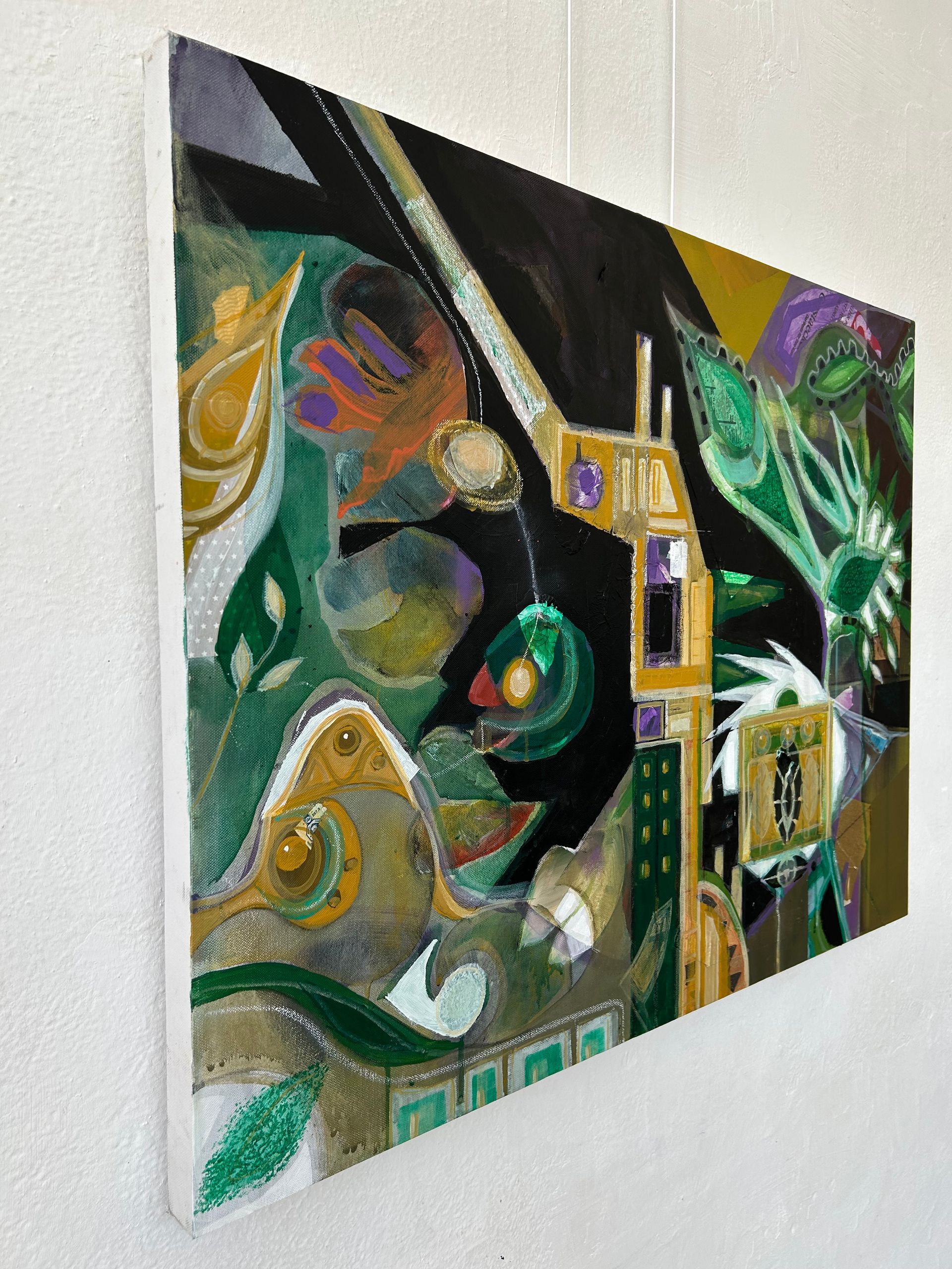 Abstract geometrisch schilderij met een zwarte achtergrond, groene en gouden vormen en een centrale gouden torenachtige structuur.