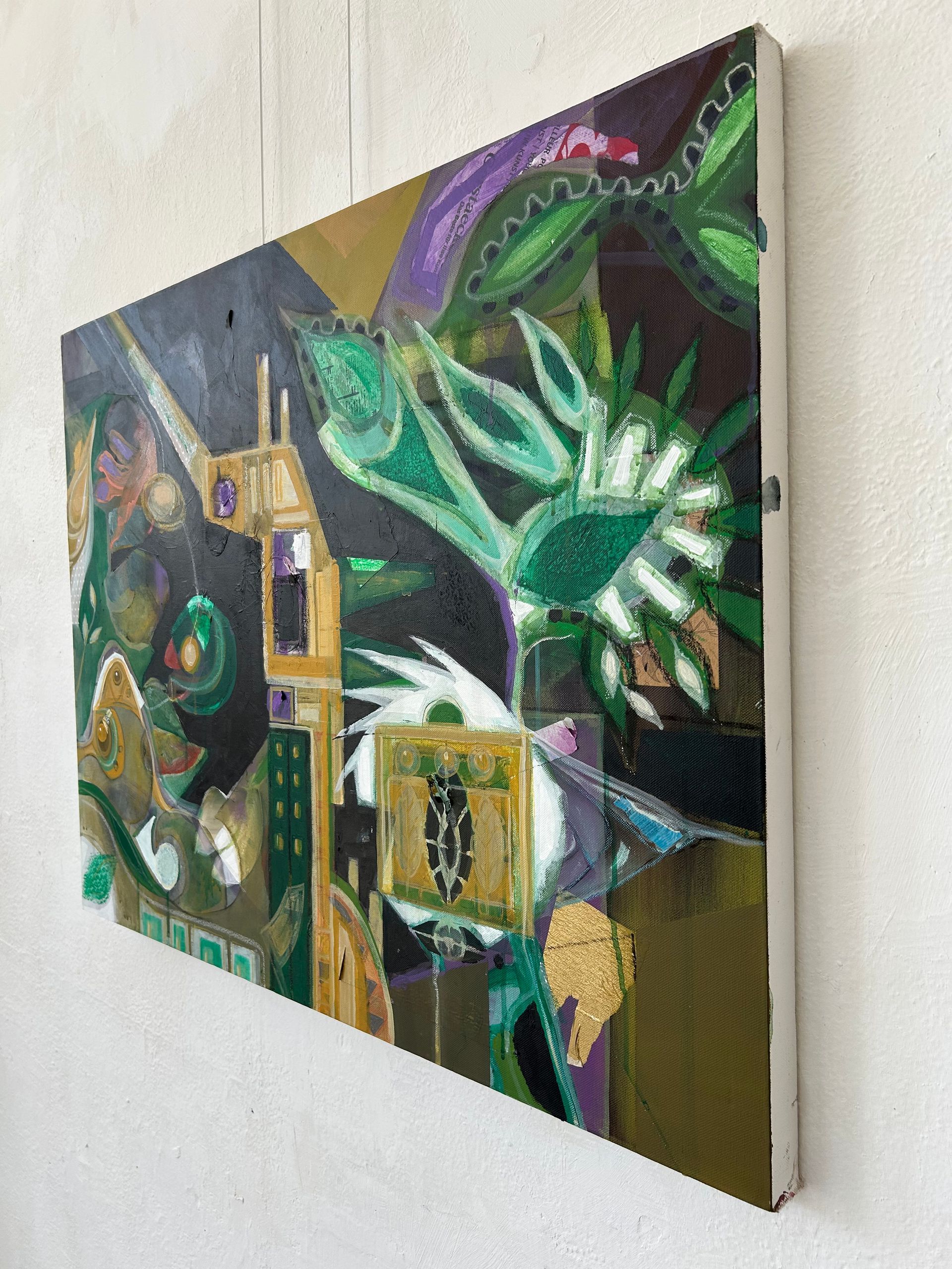 Abstracte, kleurrijke muurschildering met groene, gouden en donkere geometrische vormen.