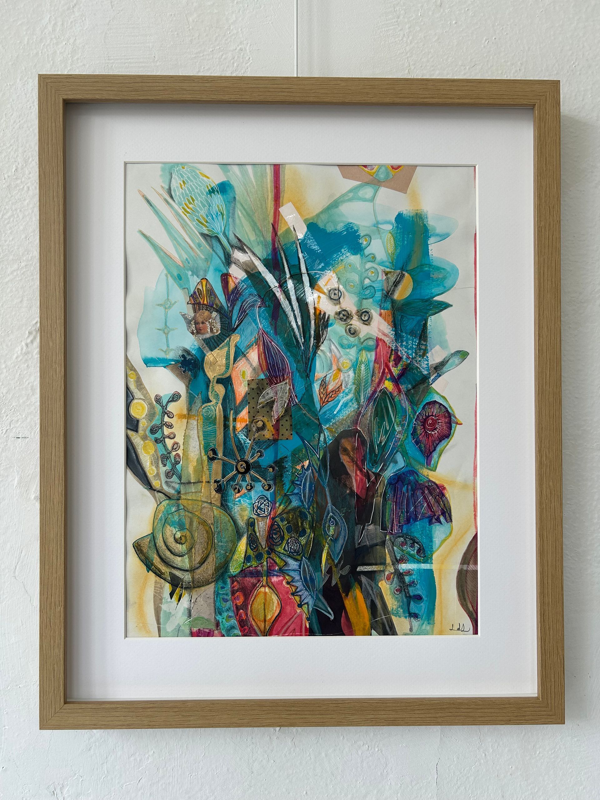 Abstract, kleurrijk schilderij in een licht houten frame met witte passe-partout.