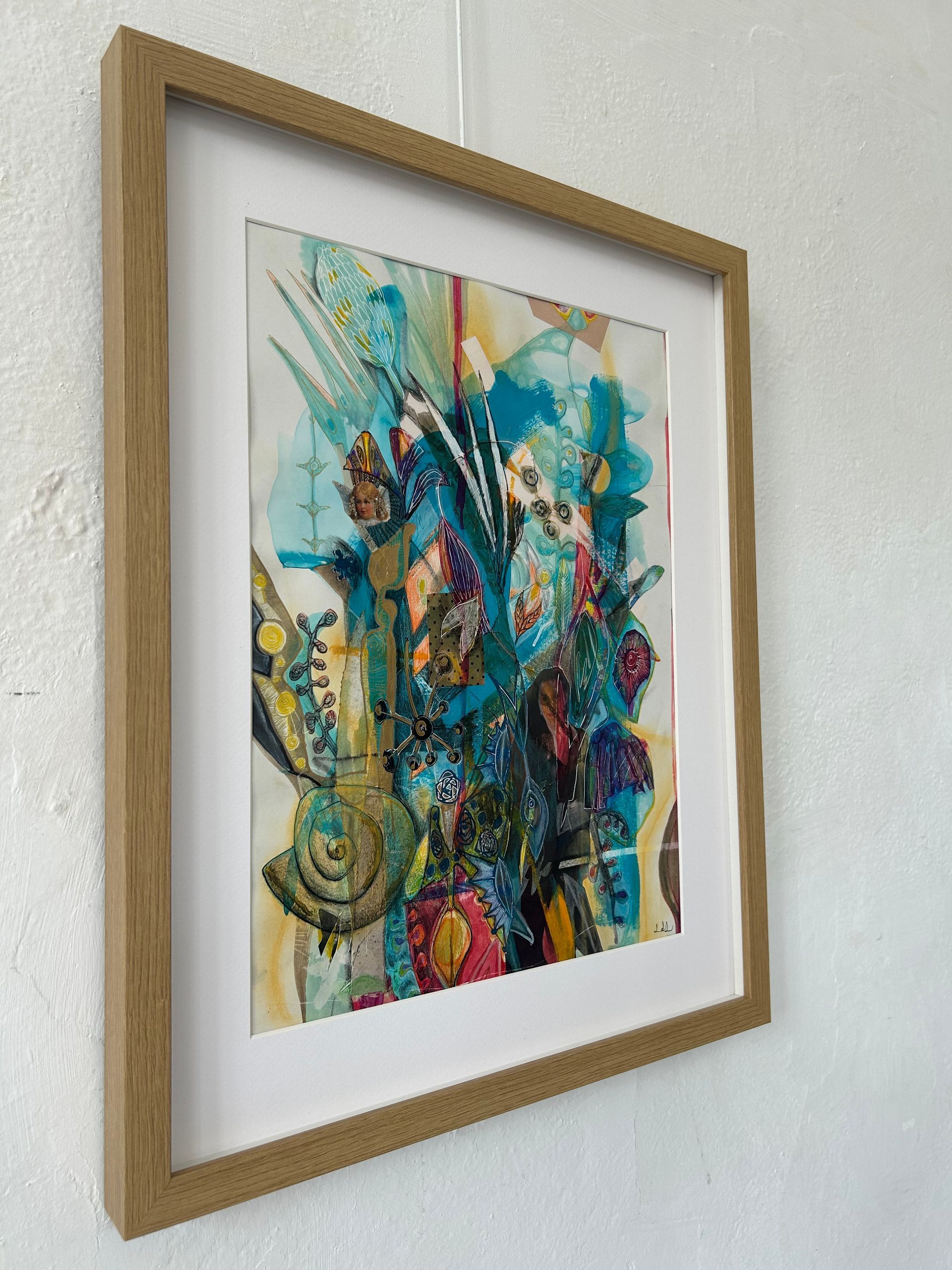 Ingelijste, kleurrijke abstracte kunstwerken aan een witte muur.