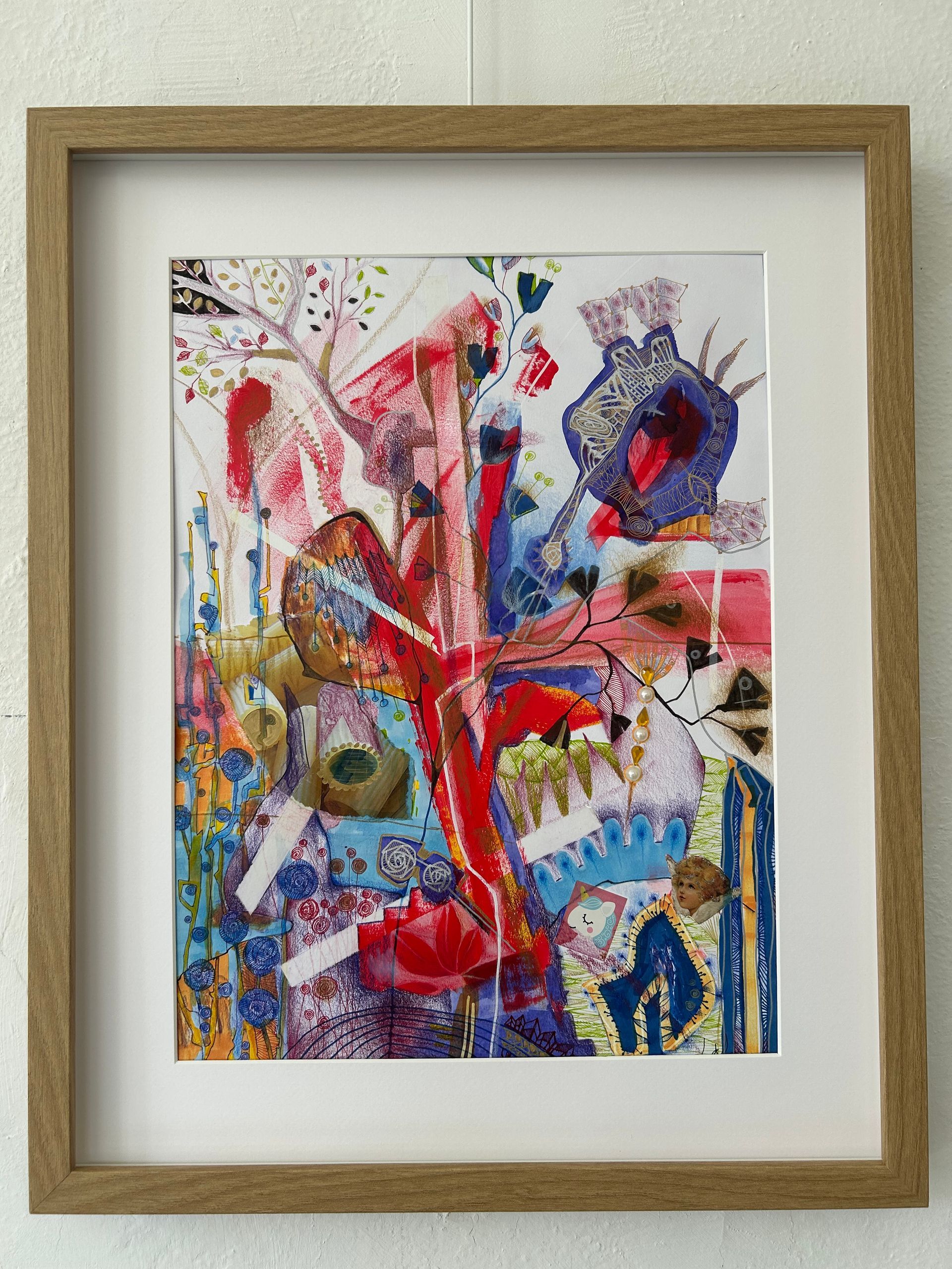 Abstract, kleurrijk schilderij met rode, blauwe en gele vormen in een gouden lijst.