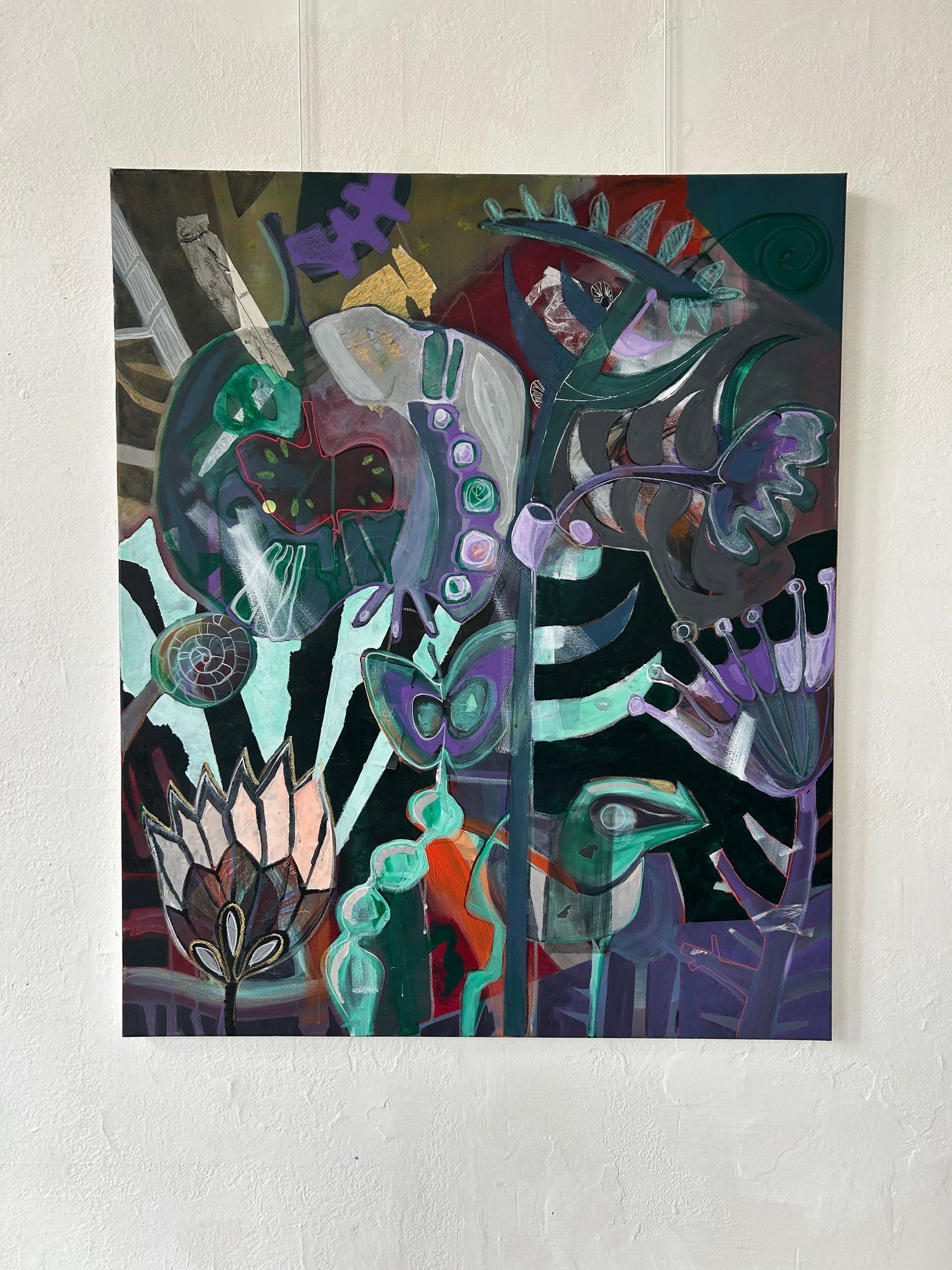 Abstract schilderij met bloemvormen in turquoise, paars en zwart op een witte muur.
