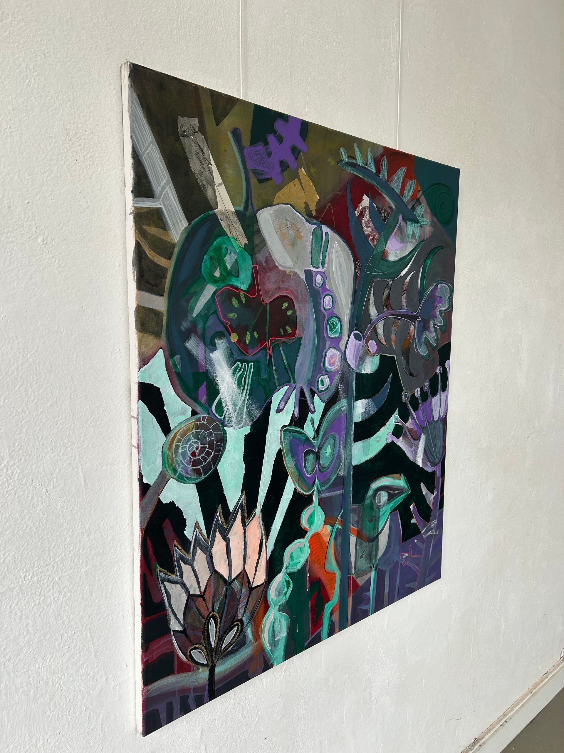 Abstract, kleurrijk schilderij met paarse, turquoise, zwarte en witte vormen op een muur.