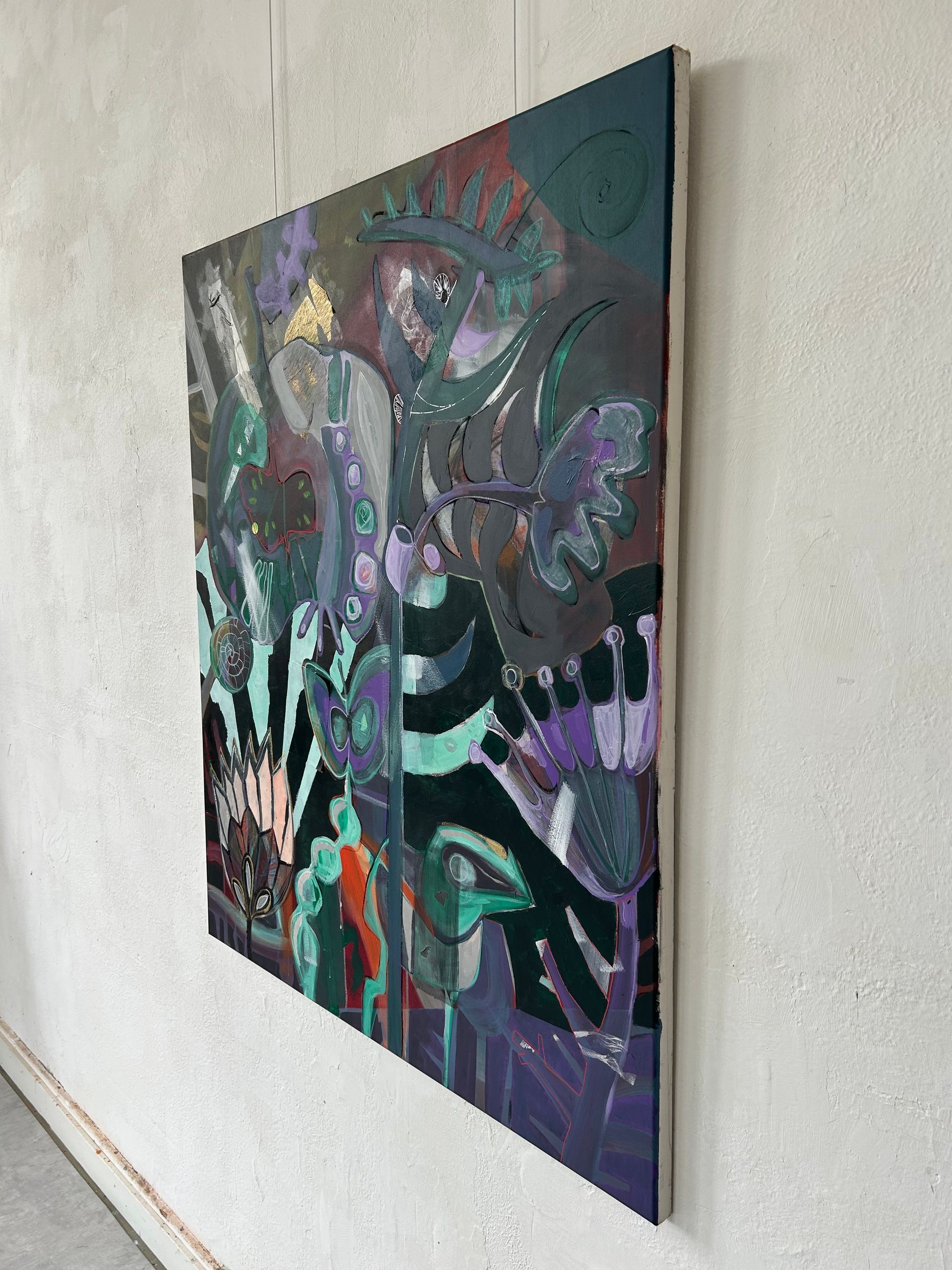 Kleurrijk abstract schilderij op een ingelijst canvas, hangend aan een lichtgekleurde muur in de gang.