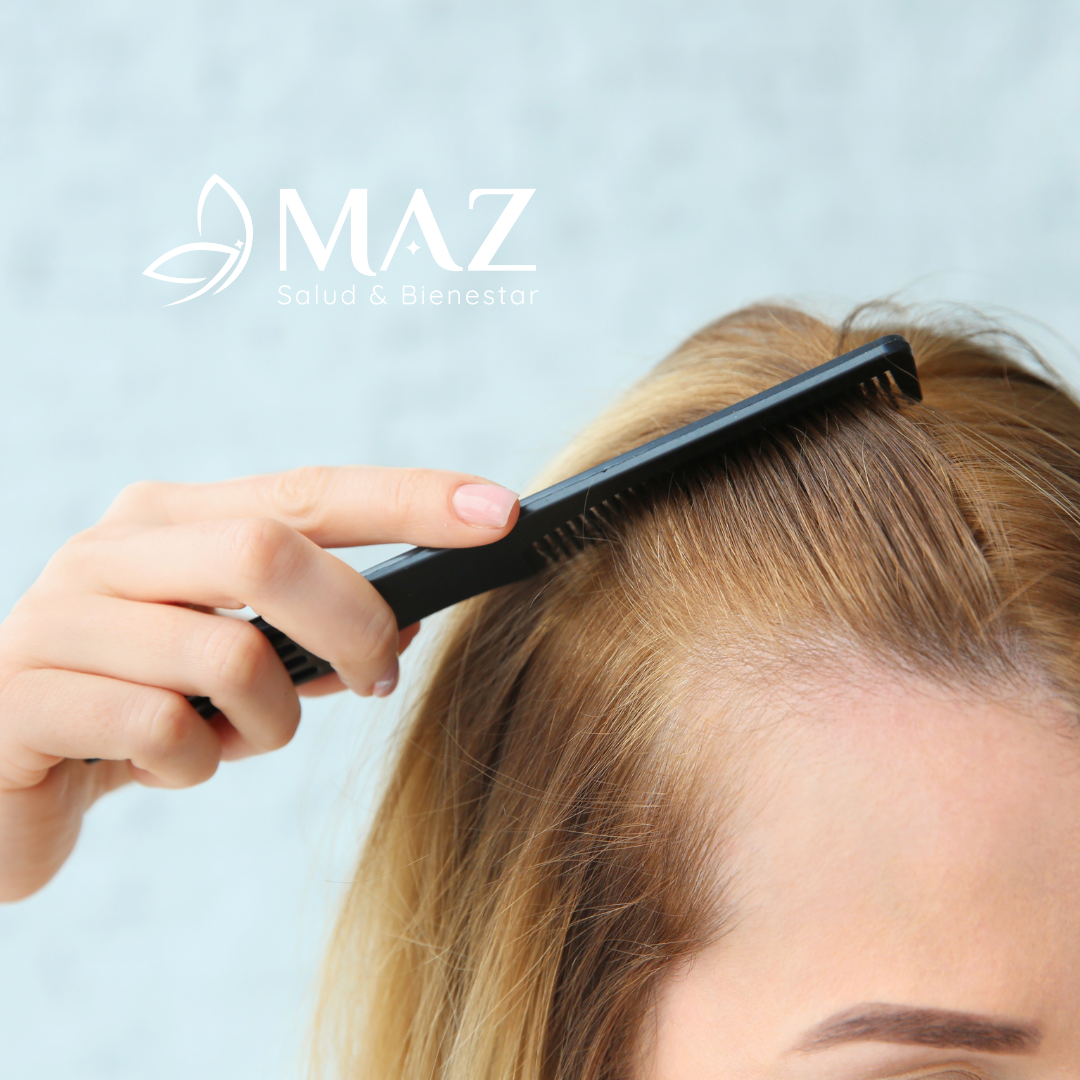 Mujer con signos de alopecia peinando su cabello, destacando la importancia del diagnóstico capilar temprano