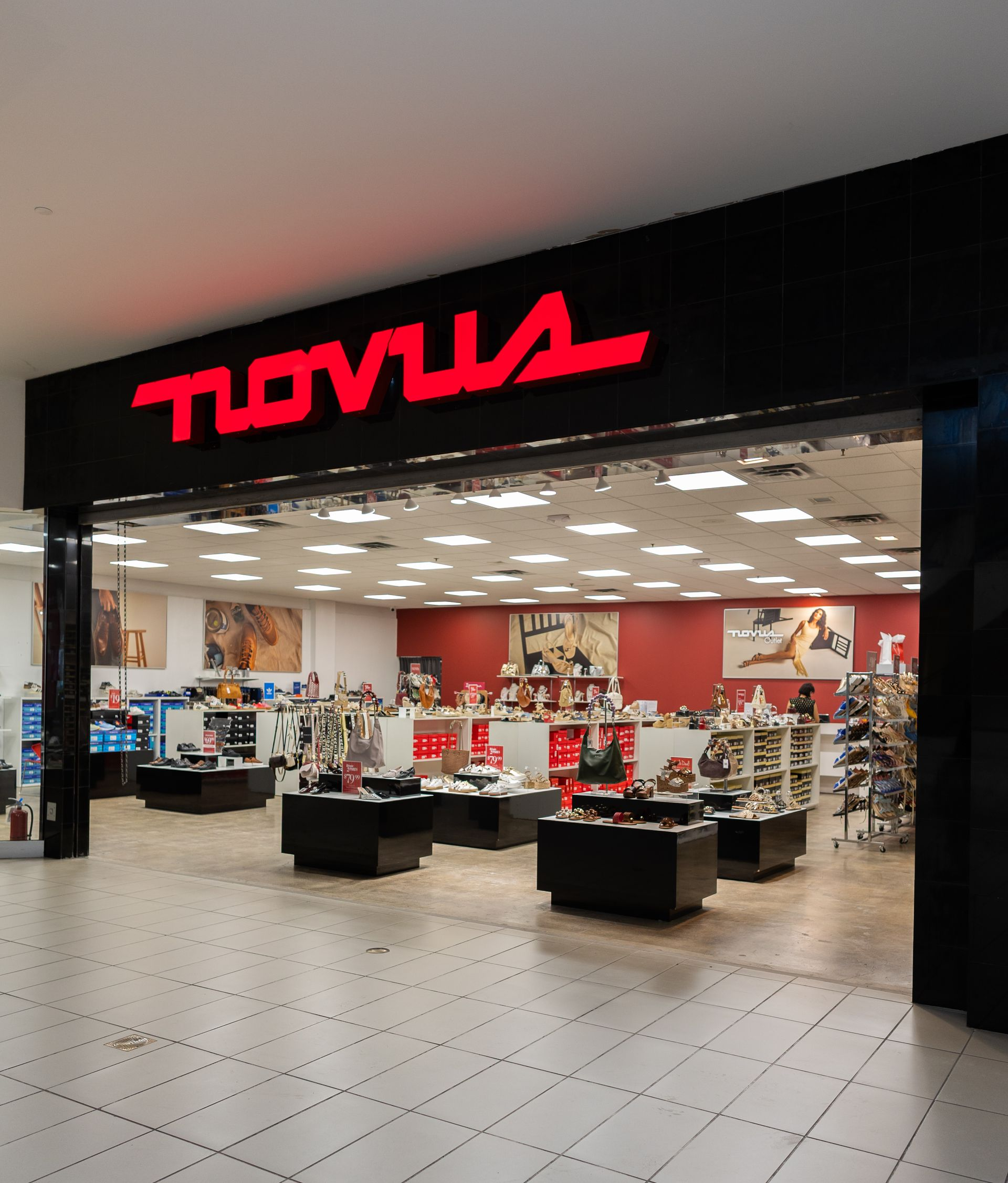 Exterior view of a novus shoe store in Céntrico Guayama