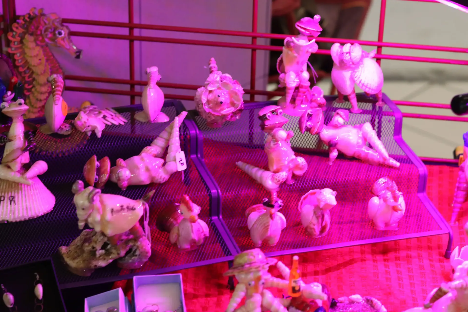 Shell figurines on display at a craft fair. Céntrico Guayama