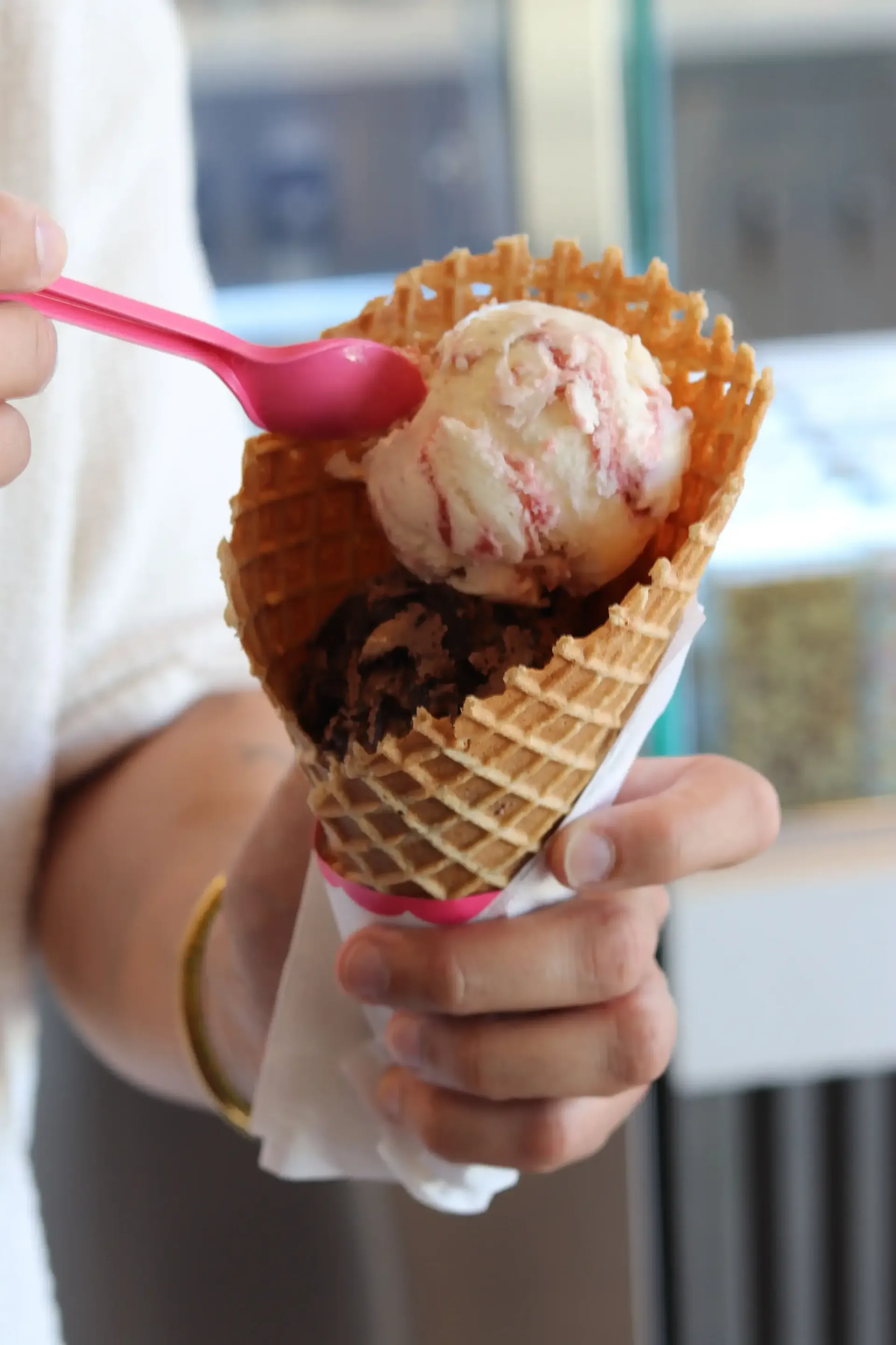 Person holding a waffle cone with two scoops of ice cream: Baskin Robbins, Céntrico Guayama