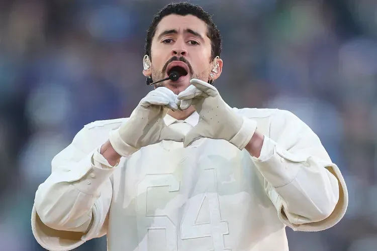 Bad Bunny en presentación internacional representando a Puerto Rico.