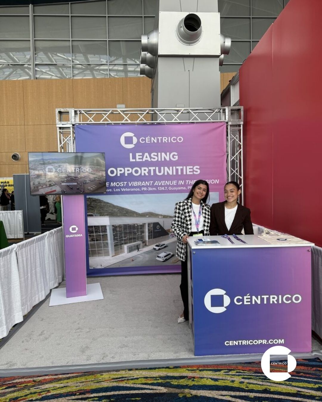 Equipo de CÉNTRICO compartiendo con líderes y profesionales del comercio al detal durante Retail Out