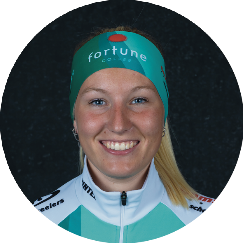 Lachende atleet in witte en turquoise winterkleding met groene hoofdband op een donkere achtergrond