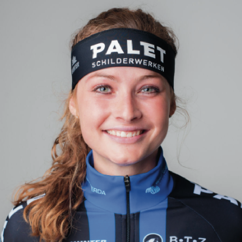 Lachende atleet in blauwe jas en zwarte PALLET-hoofdband tegen een grijze achtergrond