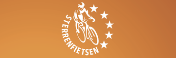 Wit fietserslogo met sterren en gebogen tekst op een oranje achtergrond.