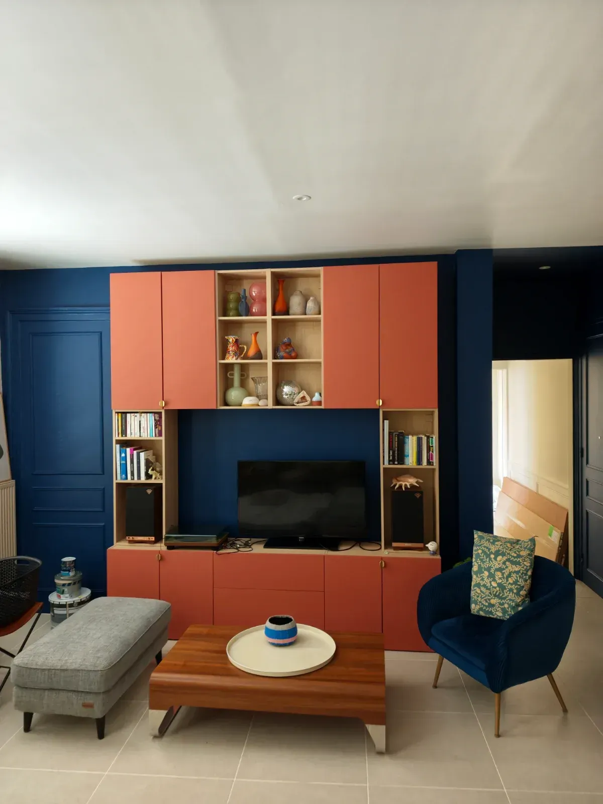 Bibliothèque et meuble télévision sur mesure laqués dans un salon
