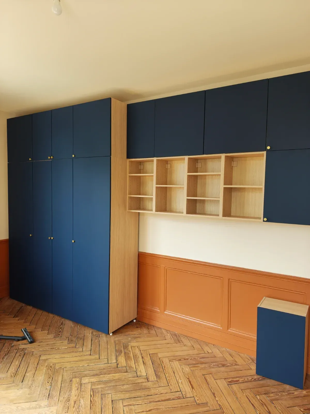 Dressing et placards sur mesure en bleu nuit et chêne près de Deauville
