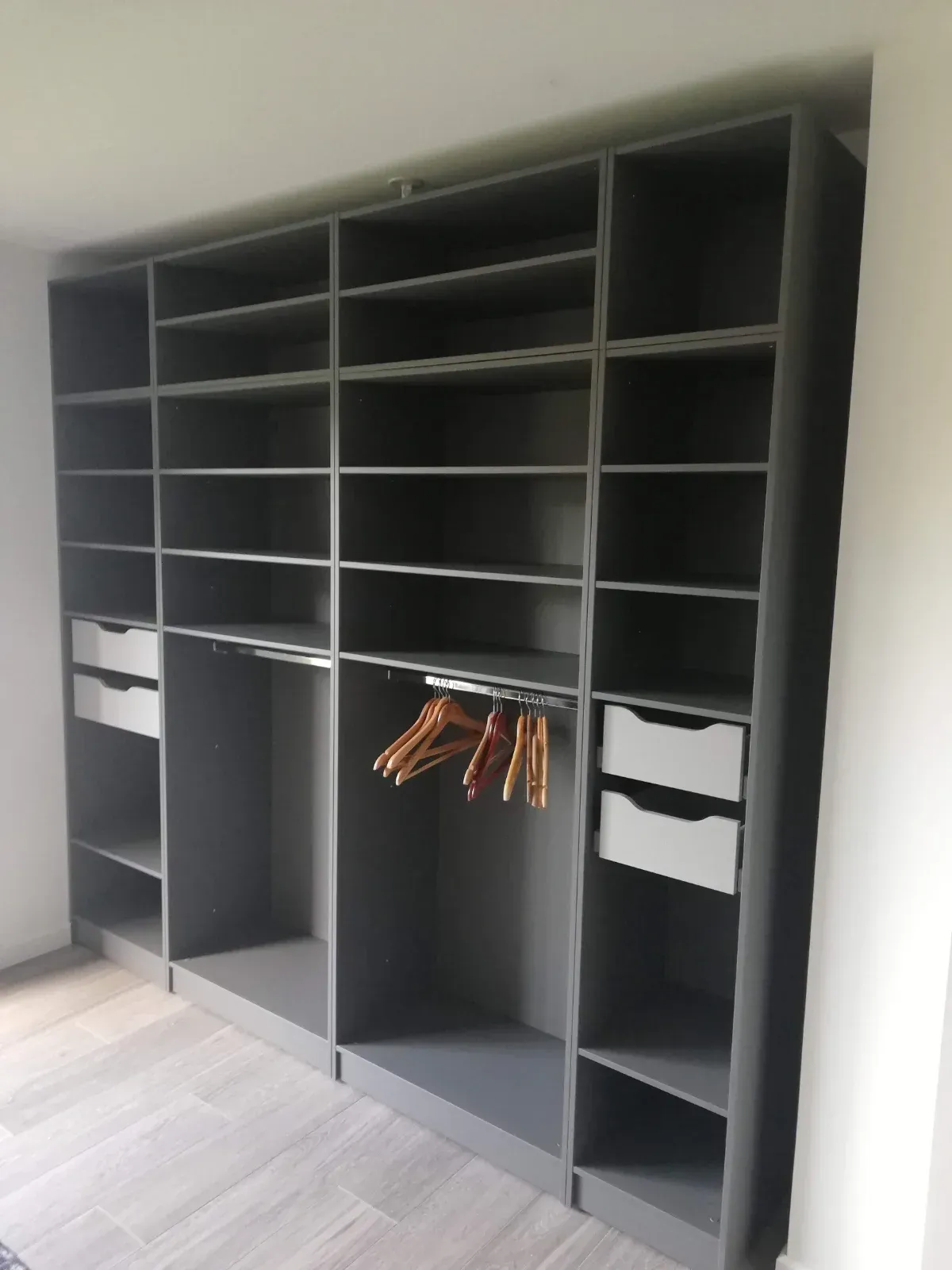 Dressing sur mesure ouvert avec penderies, étagères et tiroirs, réalisé près de Deauville