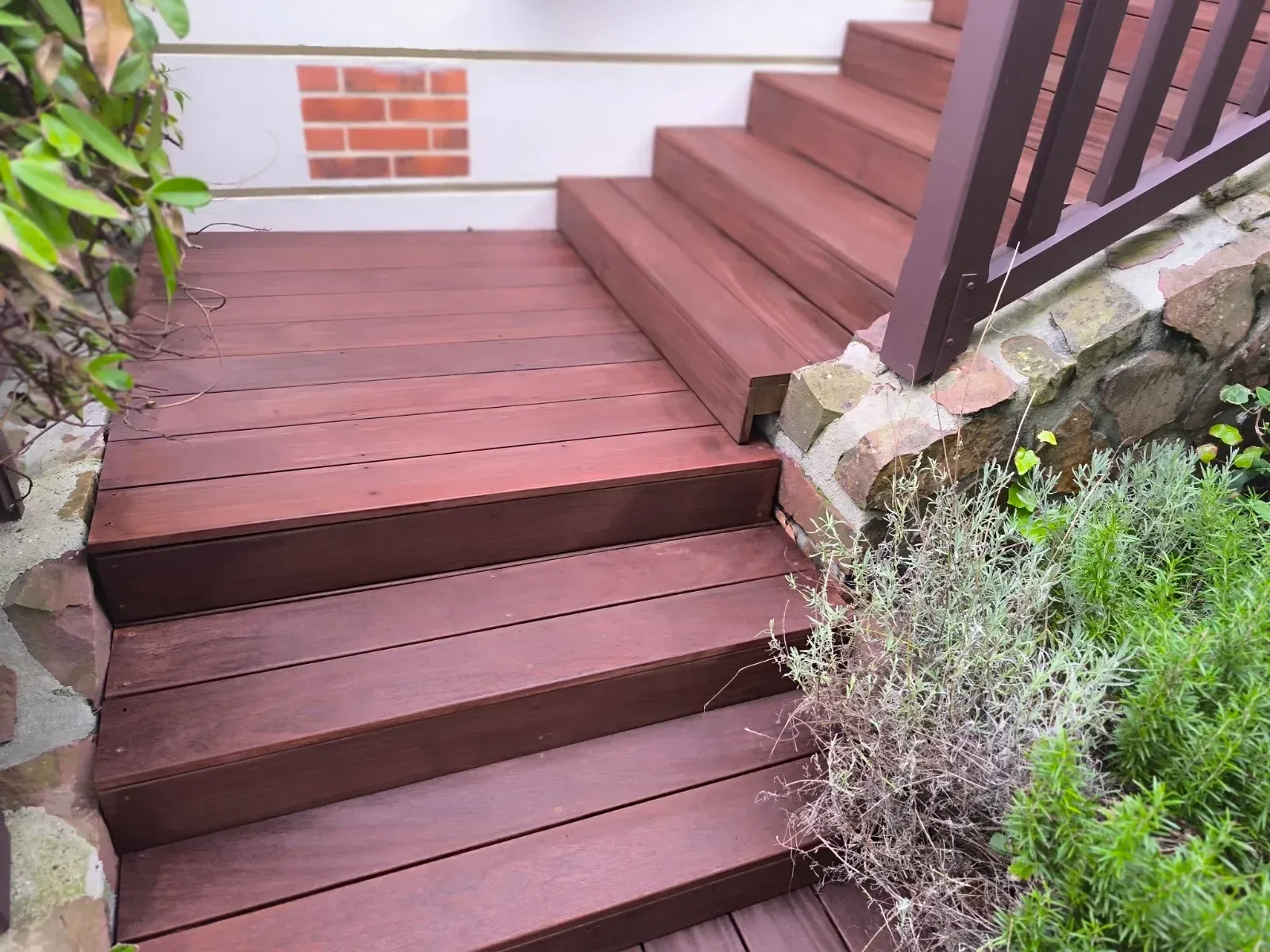 Escalier extérieur en bois exotique rénové