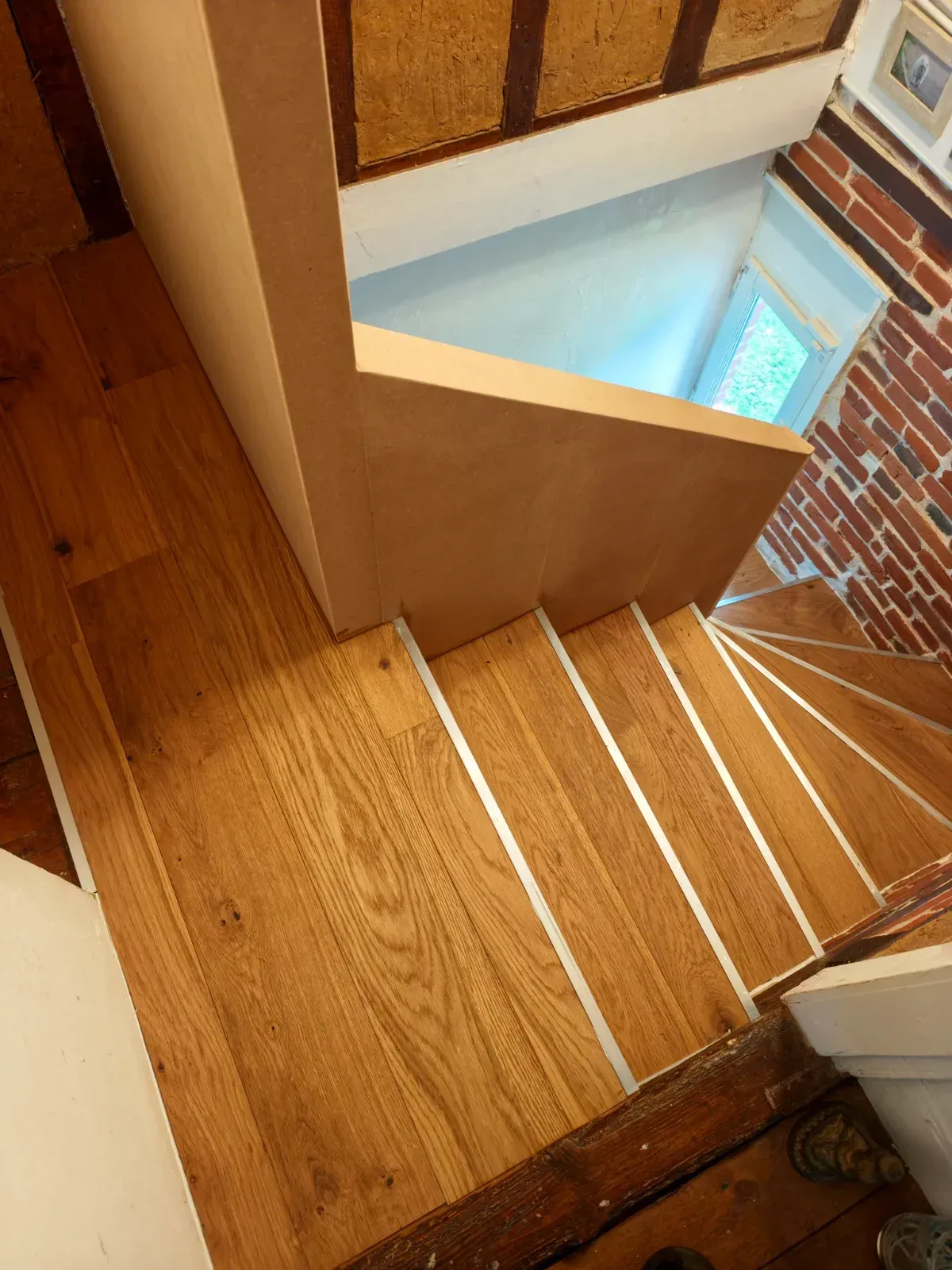 Escalier américain, marches en chêne et contremarches habillées, dans une maison à colombages