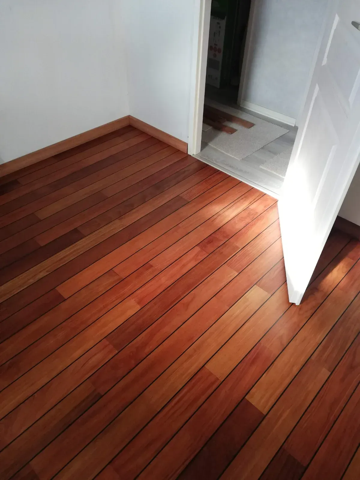 Parquet en bois exotique verni à lames larges