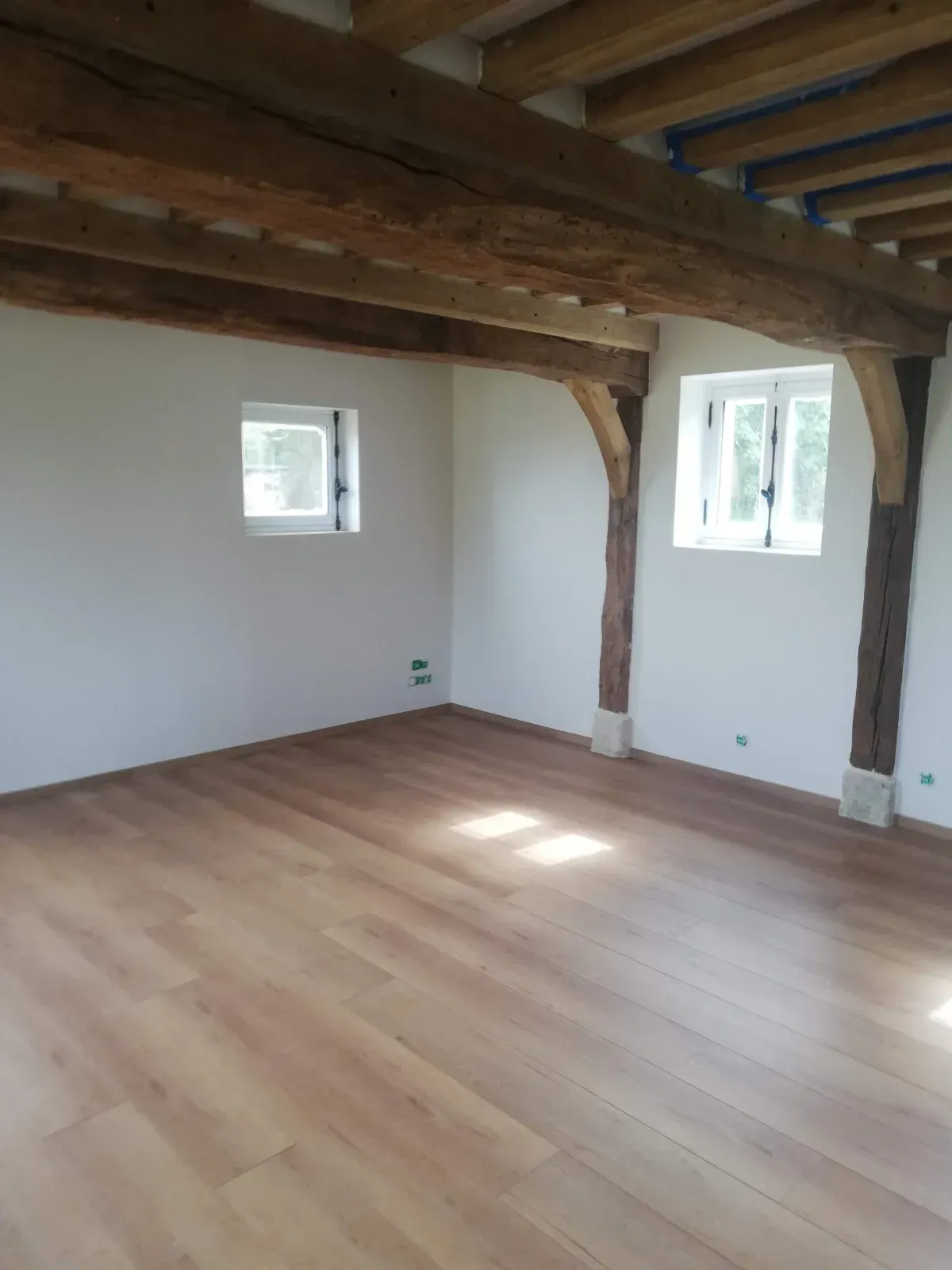 Parquet dans une pièce à poutres apparentes