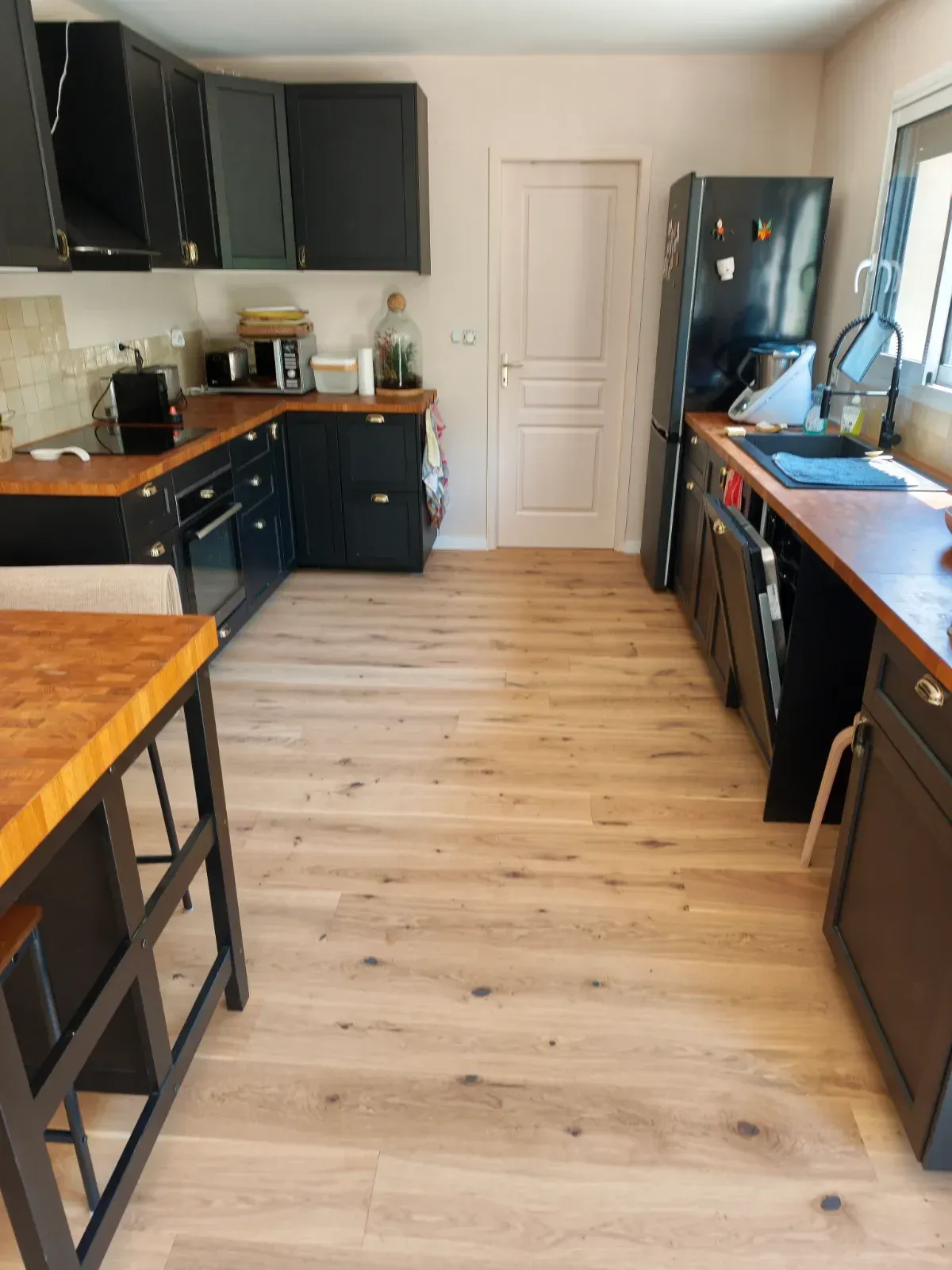 Parquet en chêne clair posé dans une cuisine avec îlot central