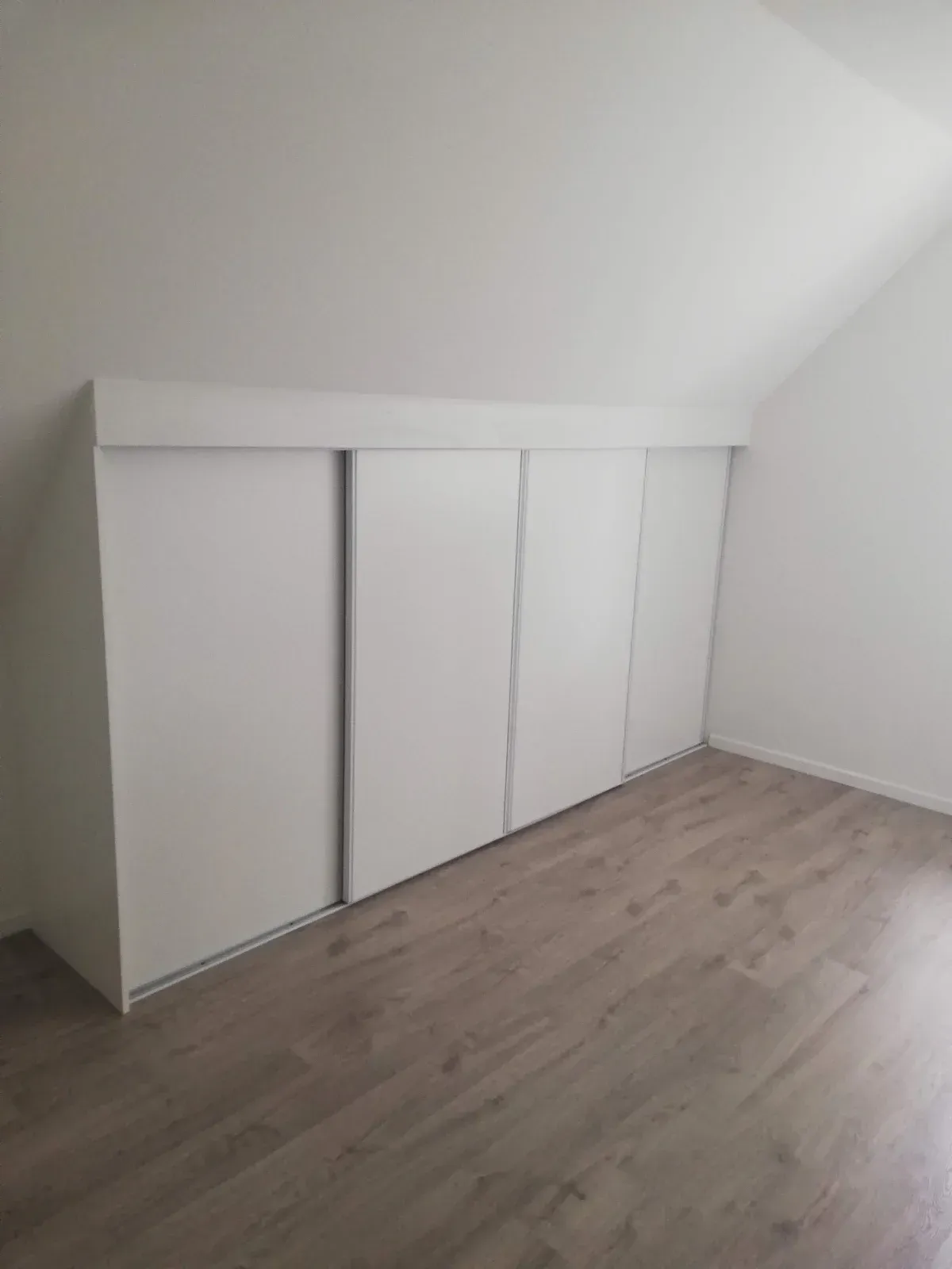 Portes coulissantes blanches affleurantes sous une pente