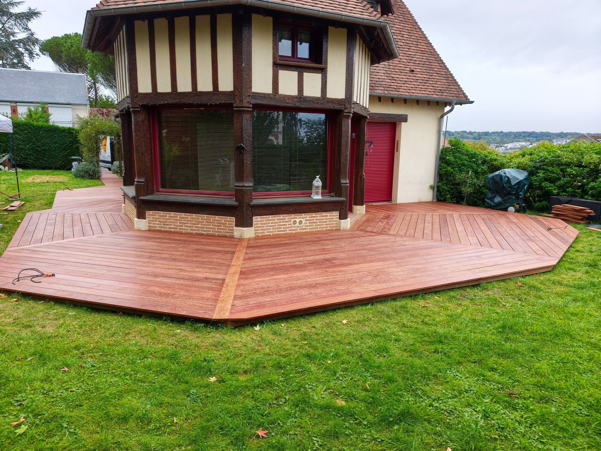 Terrasse bois exotique Andira autour d'une maison normande à colombages