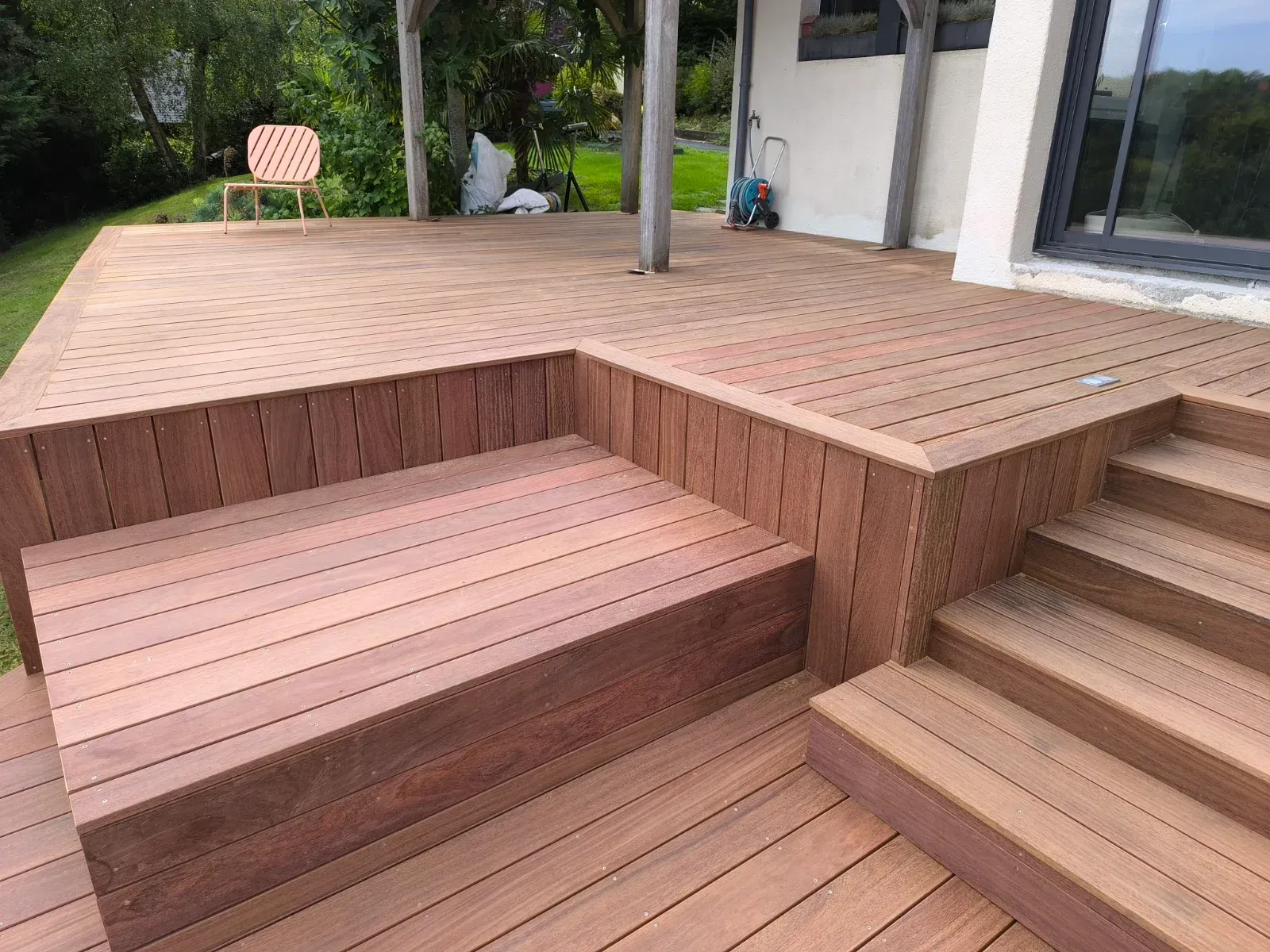 Terrasse en bois exotique avec escalier et banquette intégrés