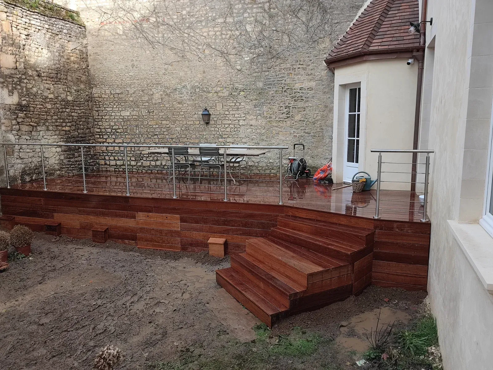 Terrasse surélevée en bois exotique avec escalier et garde-corps