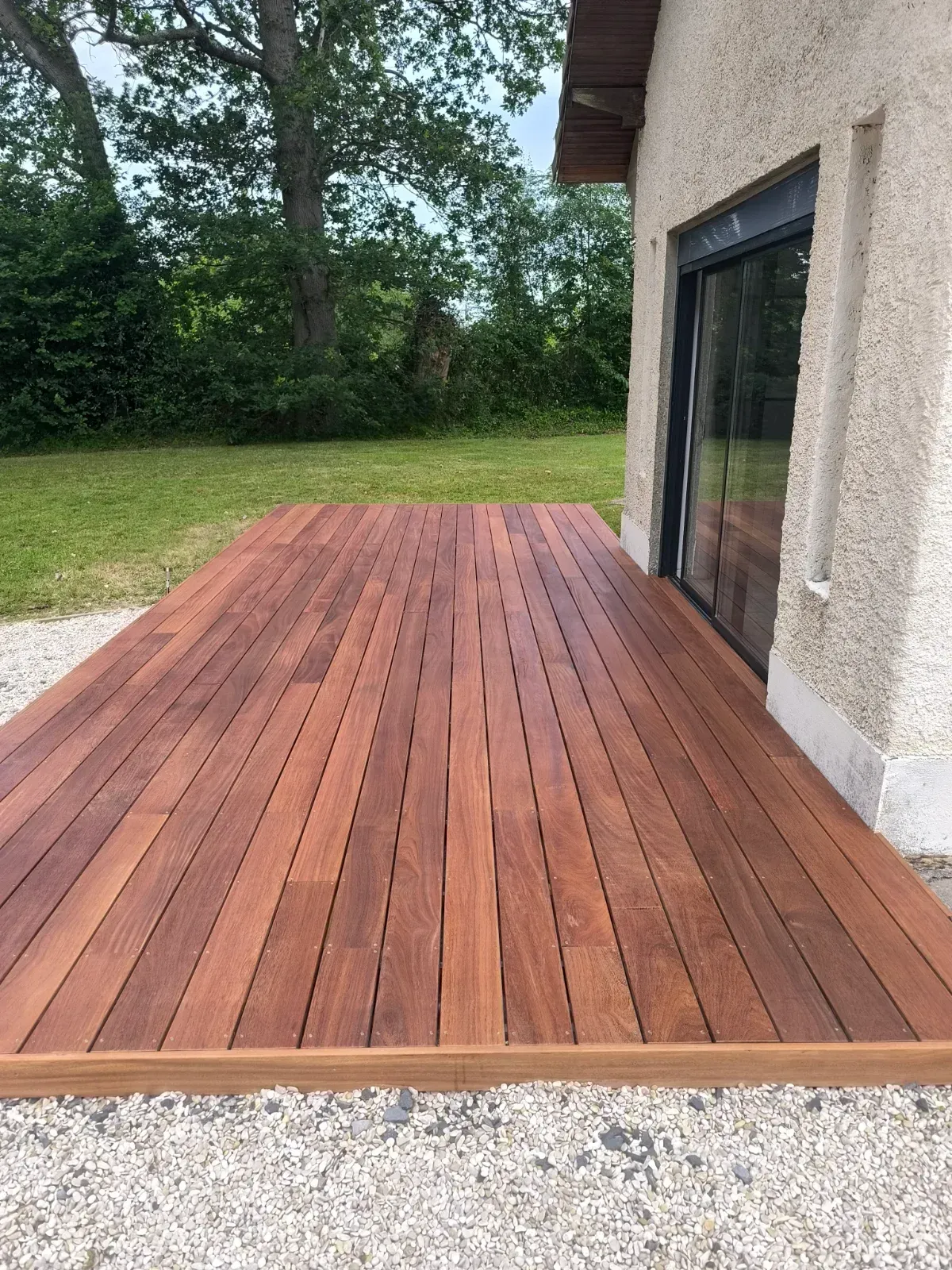Terrasse en bois exotique dont la structure a été refaite en exotique et les lames d'origine conservées