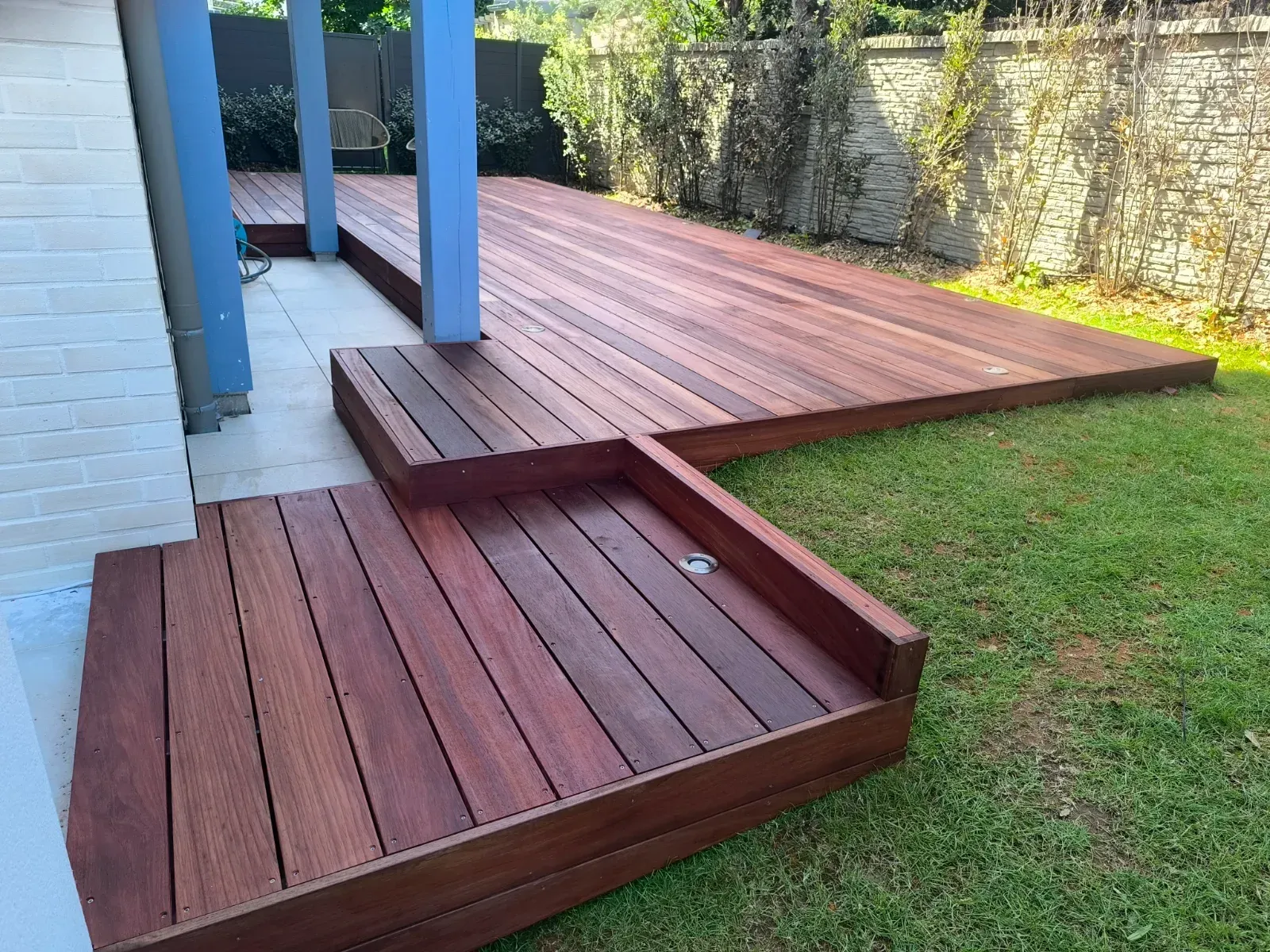 Terrasse en bois exotique sur plusieurs niveaux avec spots encastrés