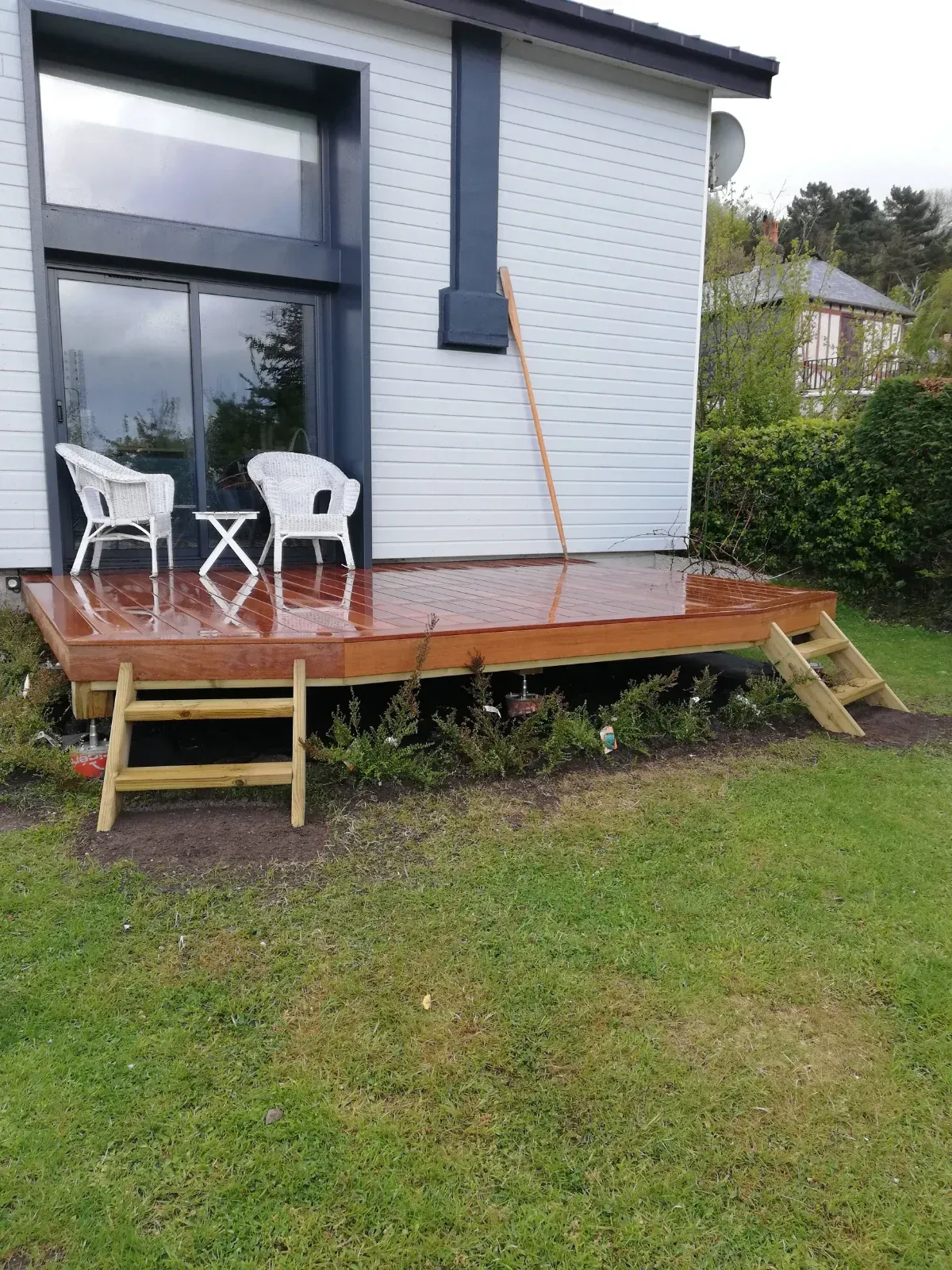 Structure de terrasse sur plots réglables et lambourdes, avant la pose des lames