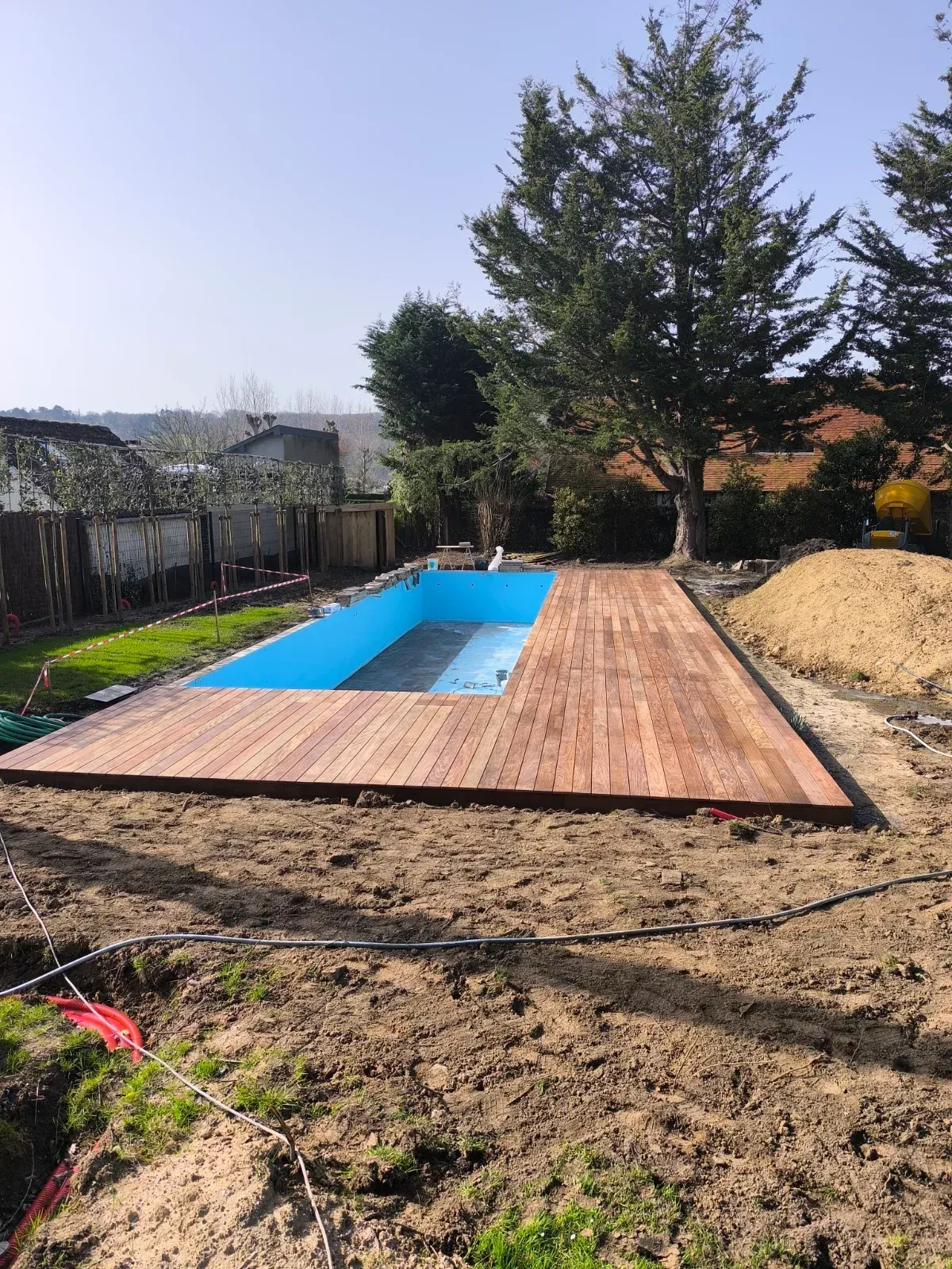 Plage de piscine en bois exotique au bord d'un liner bleu