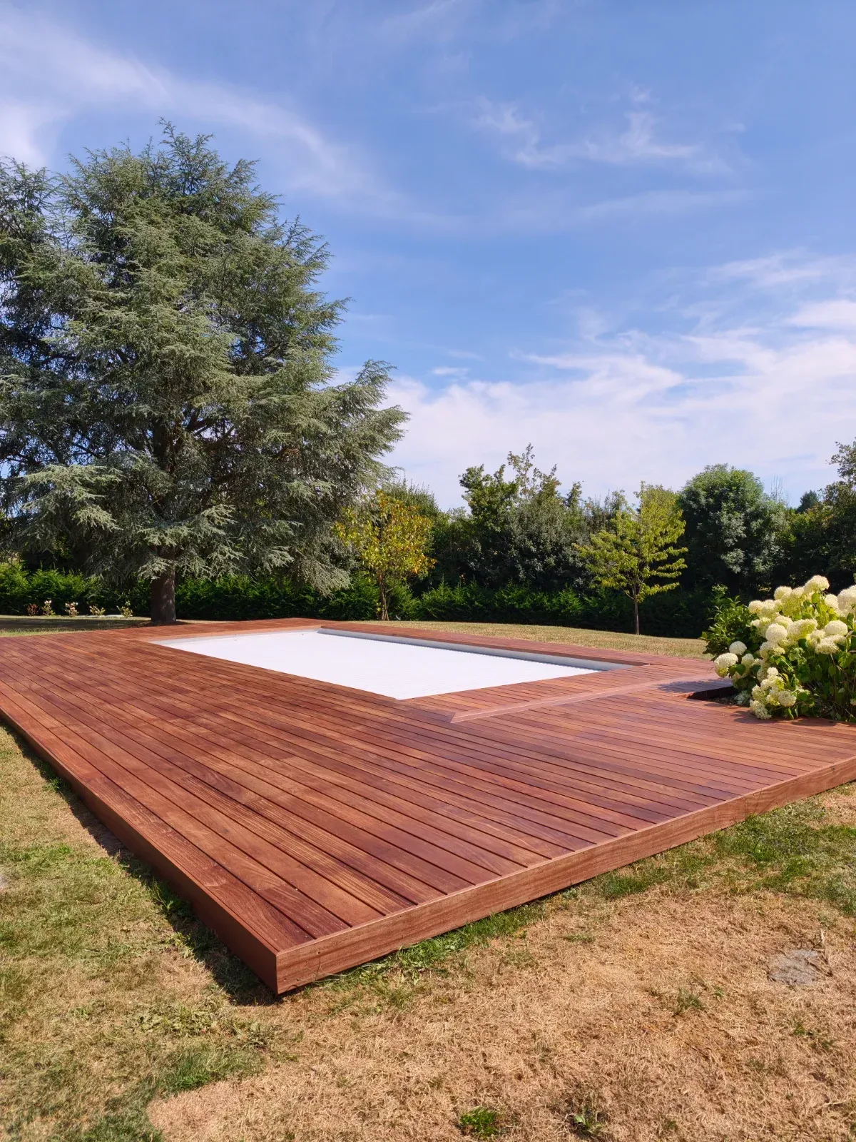 Terrasse de piscine en bois exotique réalisée par MY Menuiserie près de Deauville