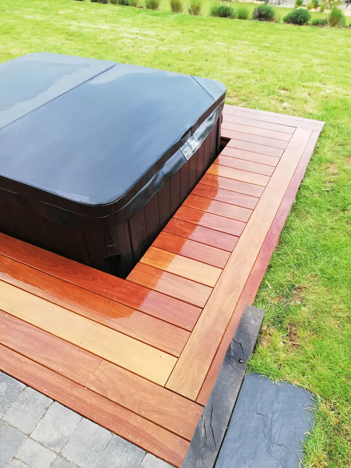 Terrasse en bois exotique autour d'un spa, toit en ardoise