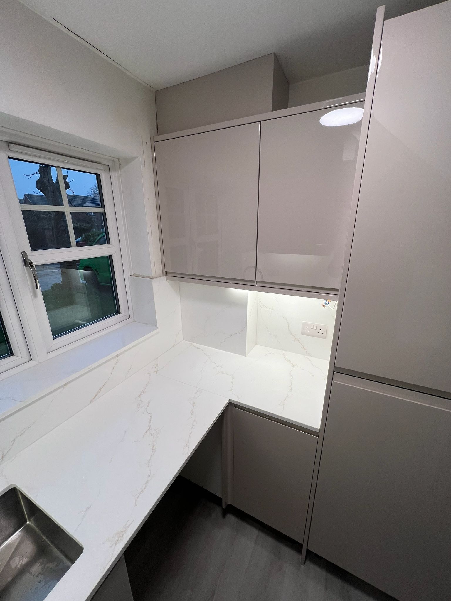 Cashmere kitchen units installed by local fitter in Reading