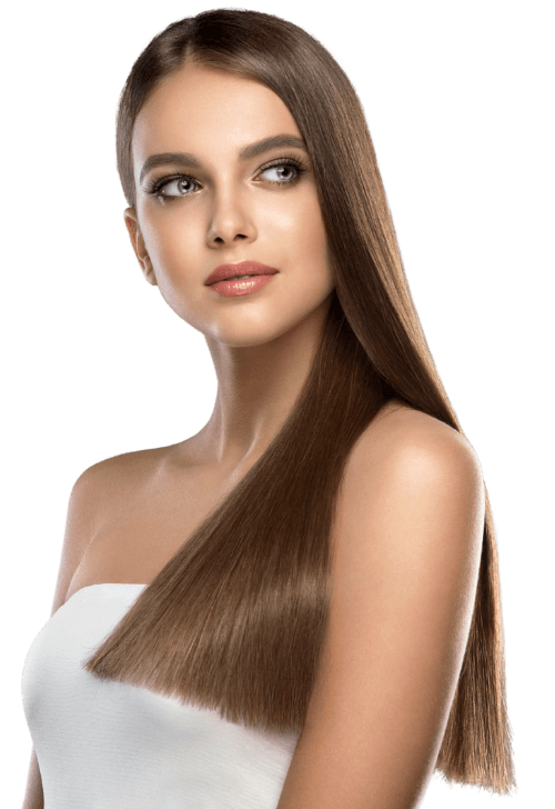 Una mujer con cabello largo y liso lleva un vestido blanco sin tirantes.