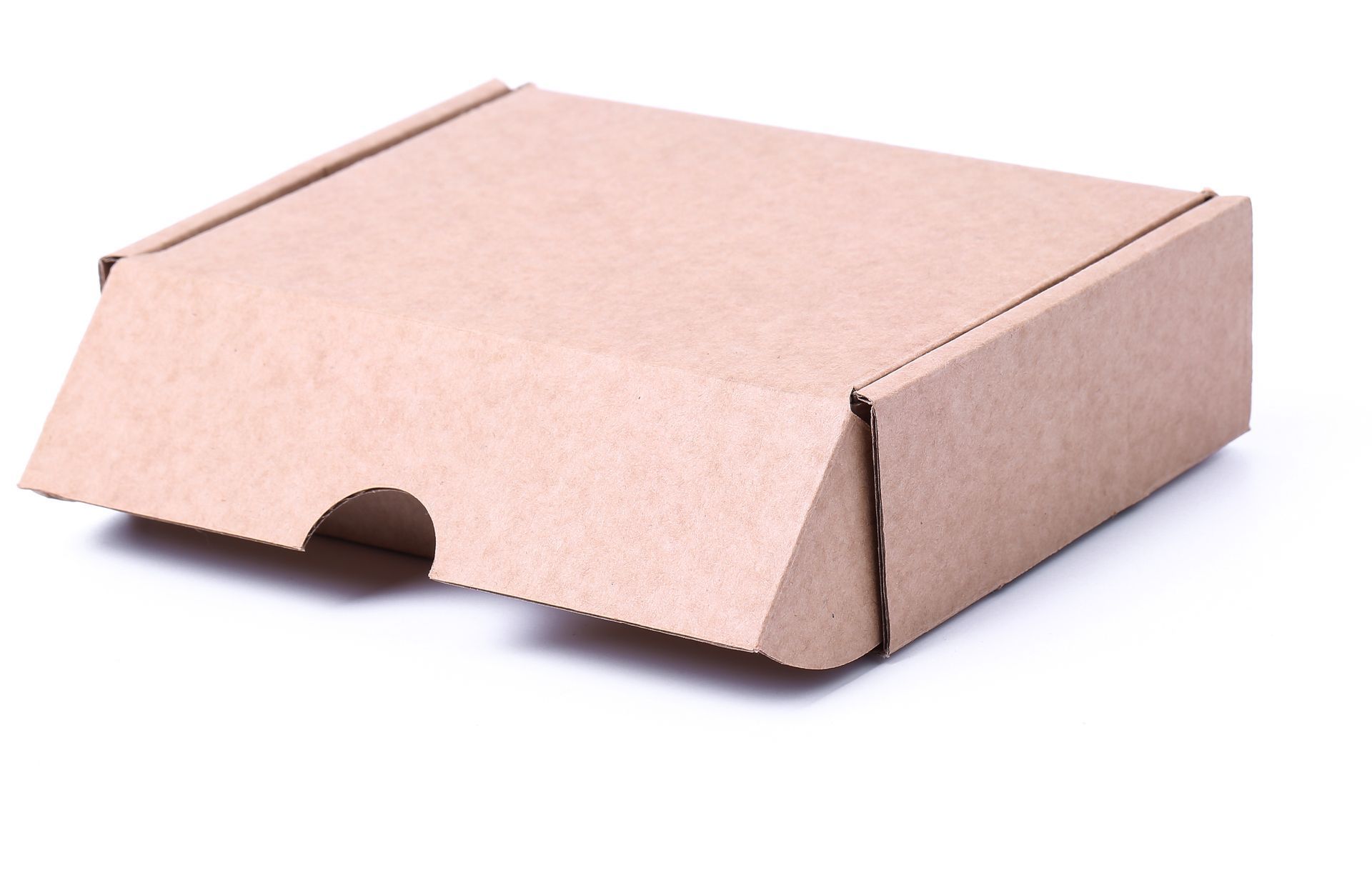 Caja de cartón con tapa plegada sobre superficie blanca.