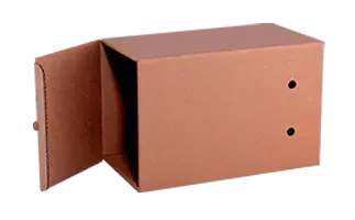 Caja de cartón marrón con solapa abierta, dejando ver el interior, y dos agujeros circulares en el lateral.