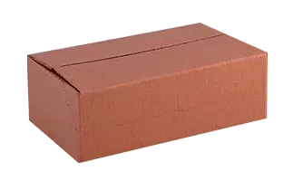 Caja de cartón marrón, sellada, sobre fondo blanco.