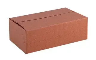 Caja de cartón marrón, cerrada.