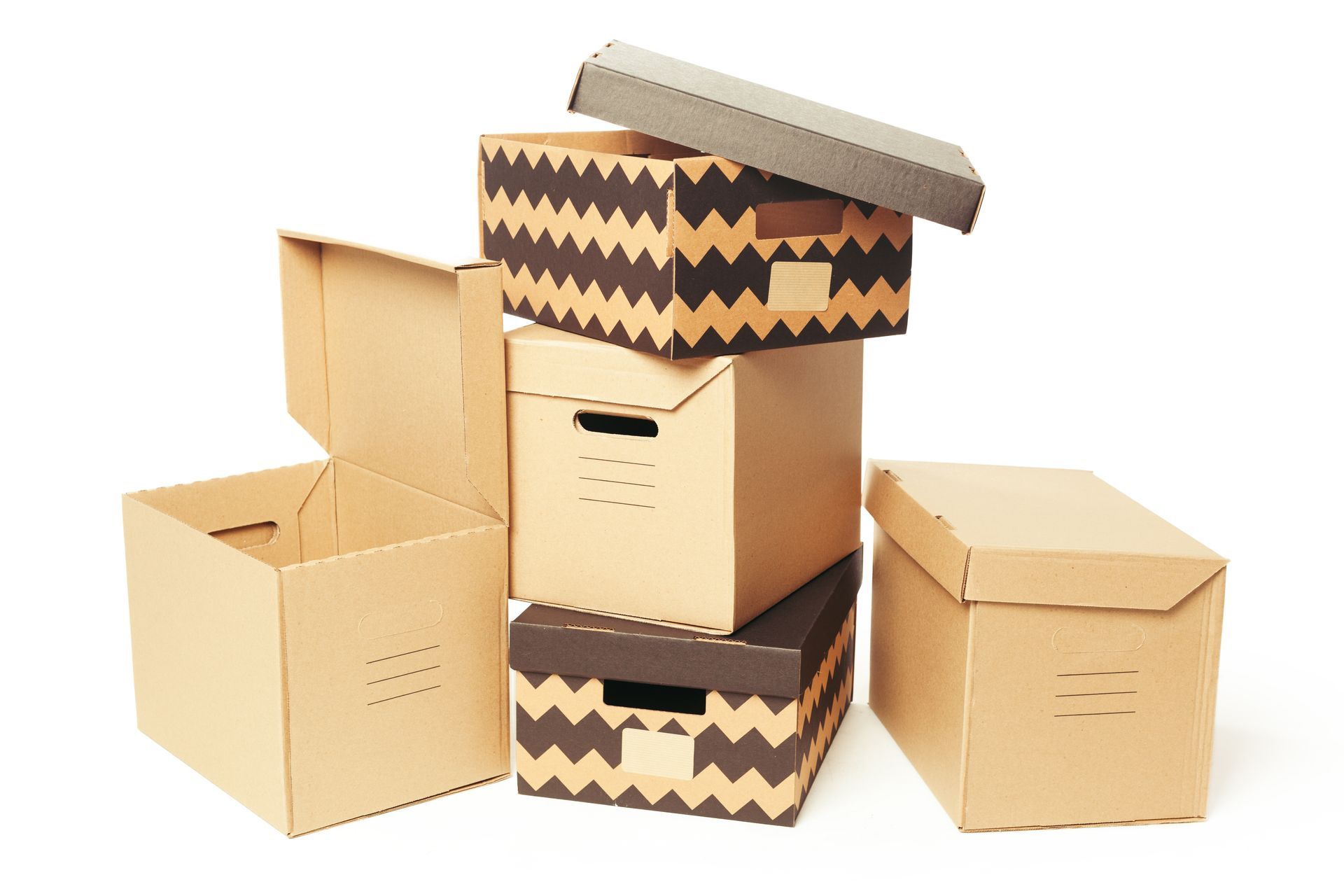 Cajas de cartón para guardar cosas, algunas abiertas, apiladas sobre un fondo blanco. Las cajas son de color canela y marrón, algunas con motivos decorativos.
