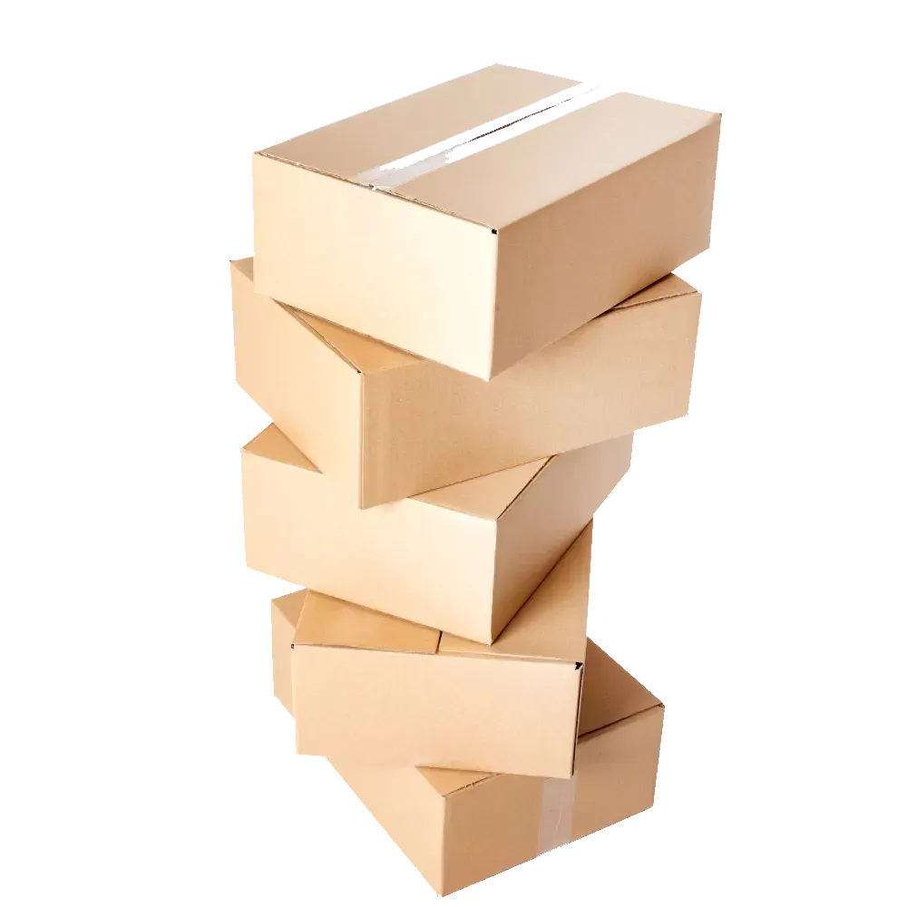Una pila de seis cajas de cartón, precariamente inclinadas. Todas las cajas son del mismo tamaño y color.