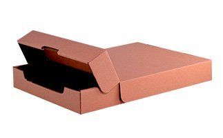 Caja de cartón marrón, parcialmente abierta, con la tapa extendida. La caja está sobre una superficie plana.