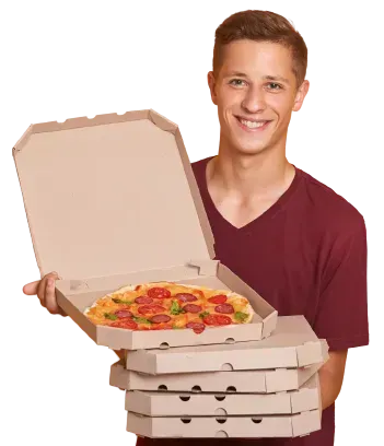 Adolescente sosteniendo varias cajas de pizza, una abierta para revelar una pizza. Sonriendo.